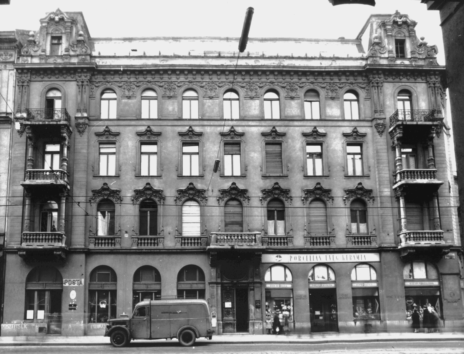 Hungary, Budapest IX., Vámház (Tolbuhin) körút 5. A kép forrását kérjük így adja meg: Fortepan / Budapest Főváros Levéltára. Levéltári jelzet: HU_BFL_XV_19_c_11, 1957, Budapest Főváros Levéltára / Városrendezési és Építészeti Osztályának fényképei, A Fővárosi Tanács VB Városrendezési és Építészeti Osztályának, Budapest, architectural ornament, balcony, post office, glass-porcelain shop, souvenir shop, Fortepan #103225