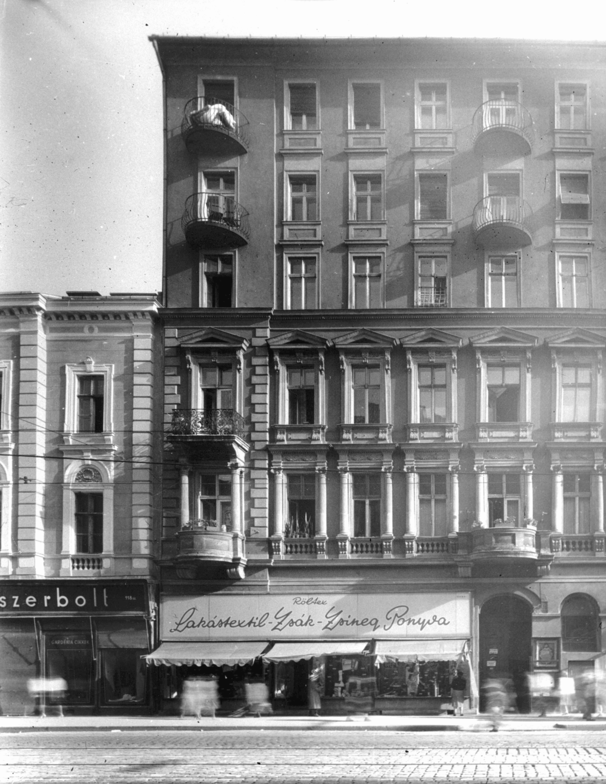 Hungary, Budapest IX., Vámház (Tolbuhin) körút 11. A kép forrását kérjük így adja meg: Fortepan / Budapest Főváros Levéltára. Levéltári jelzet: HU_BFL_XV_19_c_11, 1957, Budapest Főváros Levéltára / Városrendezési és Építészeti Osztályának fényképei, A Fővárosi Tanács VB Városrendezési és Építészeti Osztályának, Budapest, shader, balcony, Röltex-brand, perfume store, home textile store, Fortepan #103227