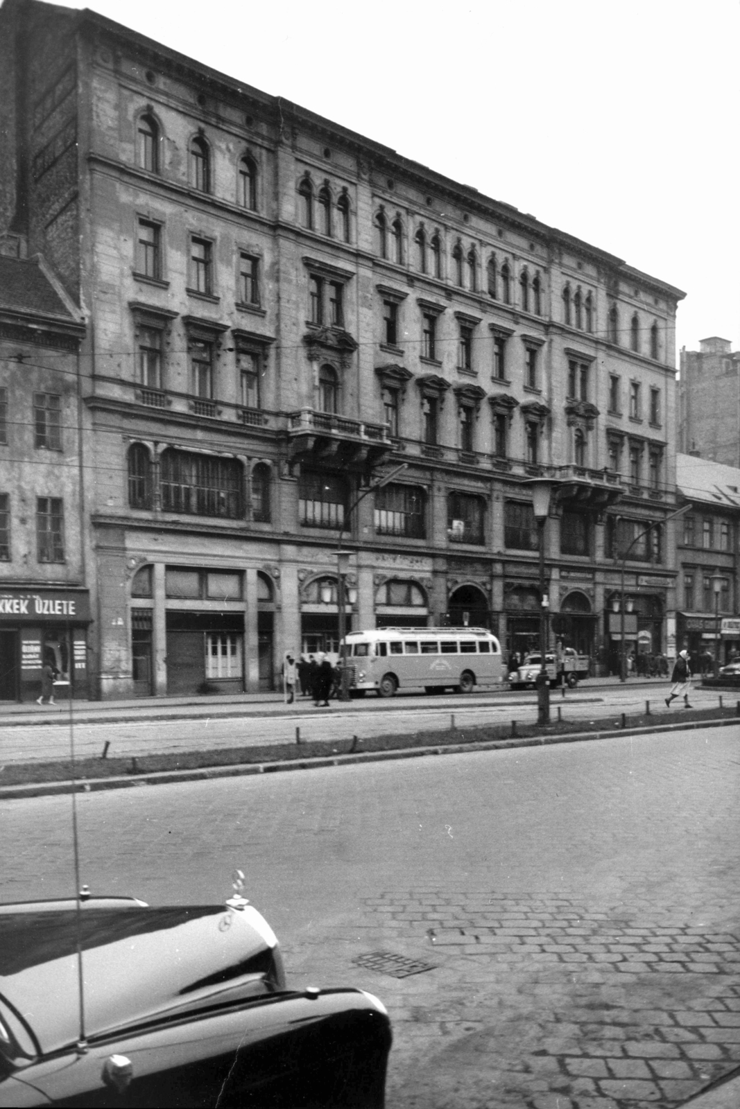 Hungary, Budapest VII., Károly (Tanács) körút 9. A kép forrását kérjük így adja meg: Fortepan / Budapest Főváros Levéltára. Levéltári jelzet: HU_BFL_XV_19_c_11, 1960, Budapest Főváros Levéltára / Városrendezési és Építészeti Osztályának fényképei, A Fővárosi Tanács VB Városrendezési és Építészeti Osztályának, bus, pedestrian, street view, genre painting, cobblestones, u-haul, Budapest, Fortepan #103236