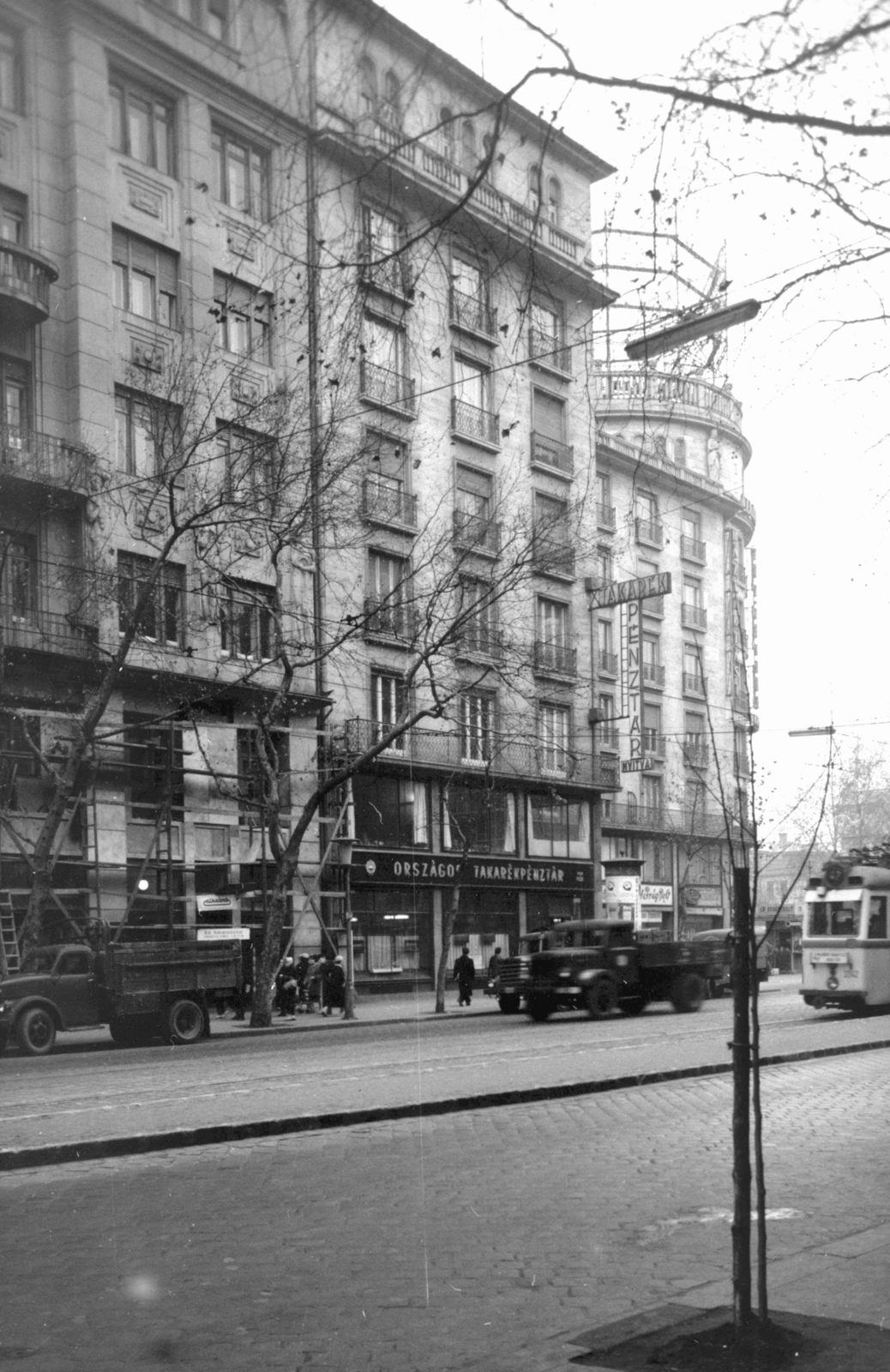 Hungary, Budapest VII., Károly (Tanács) körút 3/a, mellette az Astoria kereszteződésnél az MTA lakóház. A kép forrását kérjük így adja meg: Fortepan / Budapest Főváros Levéltára. Levéltári jelzet: HU_BFL_XV_19_c_11, 1960, Budapest Főváros Levéltára / Városrendezési és Építészeti Osztályának fényképei, A Fővárosi Tanács VB Városrendezési és Építészeti Osztályának, commercial vehicle, street view, genre painting, tram, ad pillar, tobacco shop, candy store, Budapest, grocery store, Fortepan #103242