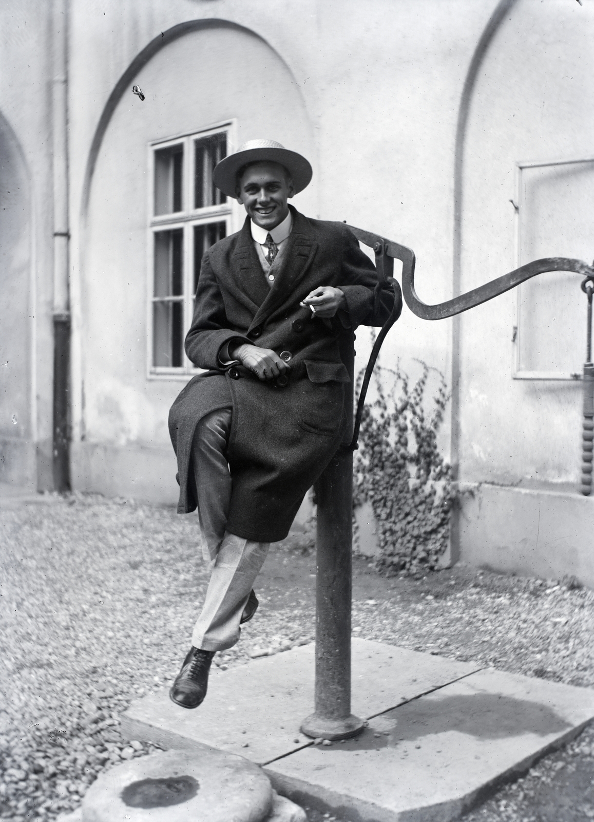 1917, Kurutz Márton, portrait, hat, smoking, well, man, sitting, Fortepan #10325