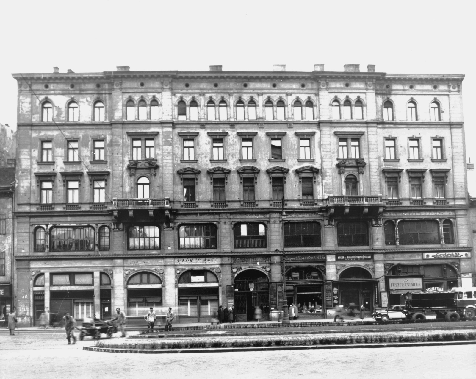 Magyarország, Budapest VII., Károly (Tanács) körút 9. A kép forrását kérjük így adja meg: Fortepan / Budapest Főváros Levéltára. Levéltári jelzet: HU_BFL_XV_19_c_11, 1959, Budapest Főváros Levéltára / Városrendezési és Építészeti Osztályának fényképei, A Fővárosi Tanács VB Városrendezési és Építészeti Osztályának, Budapest, Fortepan #103252