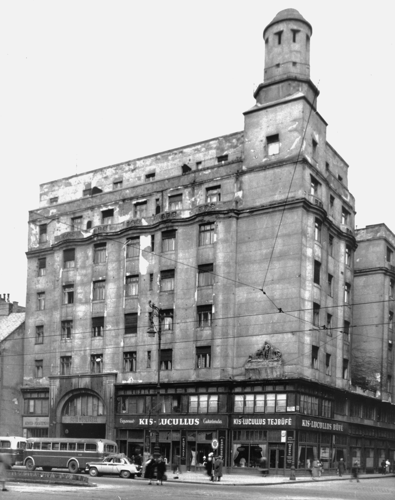 Magyarország, Budapest VII., Károly (Tanács) körút 5., Kis-Lucullus eszpresszó és tejbüfé. Jobbra a Dob utca. A kép forrását kérjük így adja meg: Fortepan / Budapest Főváros Levéltára. Levéltári jelzet: HU_BFL_XV_19_c_11, 1959, Budapest Főváros Levéltára / Városrendezési és Építészeti Osztályának fényképei, A Fővárosi Tanács VB Városrendezési és Építészeti Osztályának, Budapest, Fortepan #103258