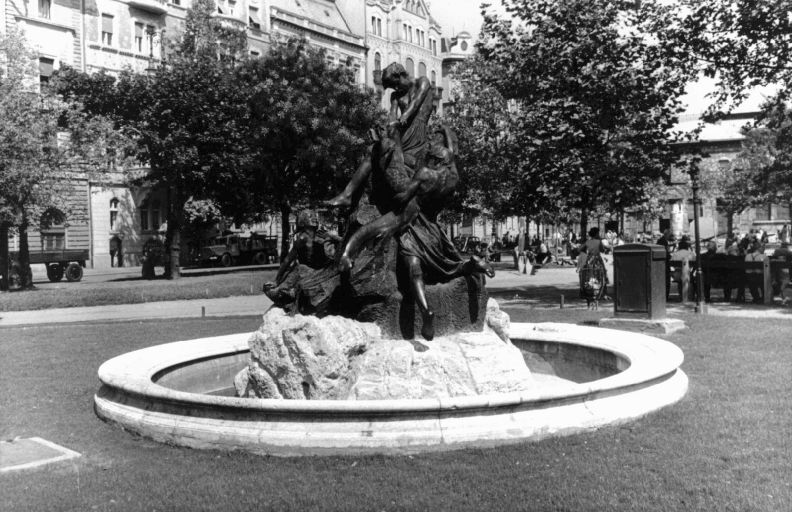 Magyarország, Budapest VIII., Rákóczi tér, Halászó gyerekek-díszkút (Senyei Károly 1900.), a budai Várból 1957-ben helyezték ide. Jobbra a Vásárcsarnok. A kép forrását kérjük így adja meg: Fortepan / Budapest Főváros Levéltára. Levéltári jelzet: HU_BFL_XV_19_c_11, 1962, Budapest Főváros Levéltára / Városrendezési és Építészeti Osztályának fényképei, A Fővárosi Tanács VB Városrendezési és Építészeti Osztályának, szobor, park, teherautó, életkép, szemetes, Budapest, Fortepan #103262