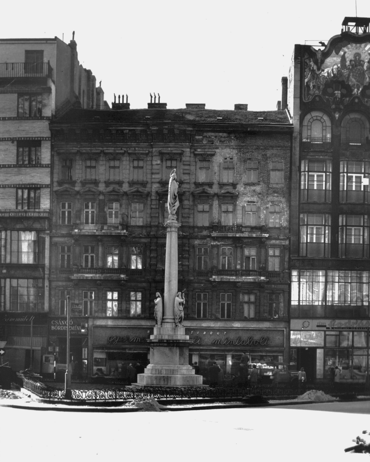 Hungary, Budapest V., Szervita (Martinelli) tér 4., előtte a Mária oszlop. A kép forrását kérjük így adja meg: Fortepan / Budapest Főváros Levéltára. Levéltári jelzet: HU_BFL_XV_19_c_11, 1969, Budapest Főváros Levéltára / Városrendezési és Építészeti Osztályának fényképei, A Fővárosi Tanács VB Városrendezési és Építészeti Osztályának, sculpture, Budapest, Virgin Mary-portrayal, Fortepan #103263