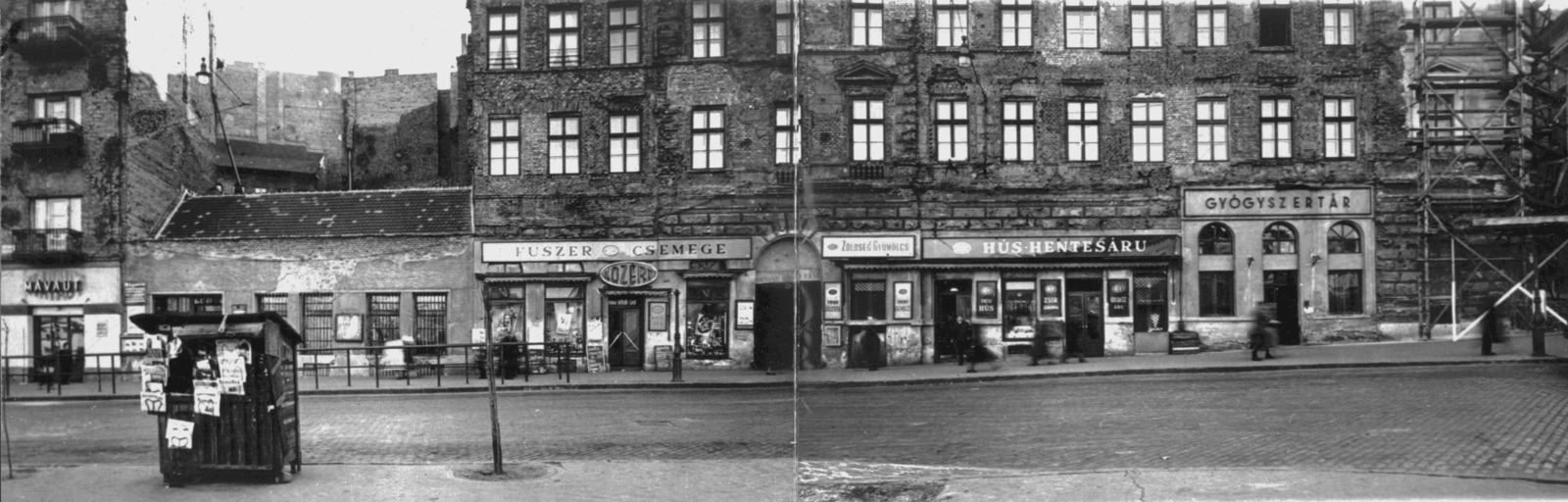 Hungary, Budapest I., Széna tér. A kép forrását kérjük így adja meg: Fortepan / Budapest Főváros Levéltára. Levéltári jelzet: HU_BFL_XV_19_c_11, 1957, Budapest Főváros Levéltára / Városrendezési és Építészeti Osztályának fényképei, A Fővárosi Tanács VB Városrendezési és Építészeti Osztályának, booth, MÁVAUT-organisation, pharmacy, butcher shop, newsstand, Budapest, grocery store, Effects of the 1956 Revolution, Közért Company, panoramic photography, Fortepan #103265