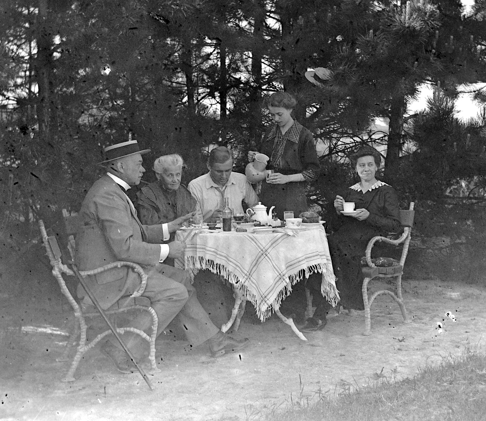 1917, Kurutz Márton, hat, meal, garden, tableau, women, men, drinking, walking cane, Fortepan #10327