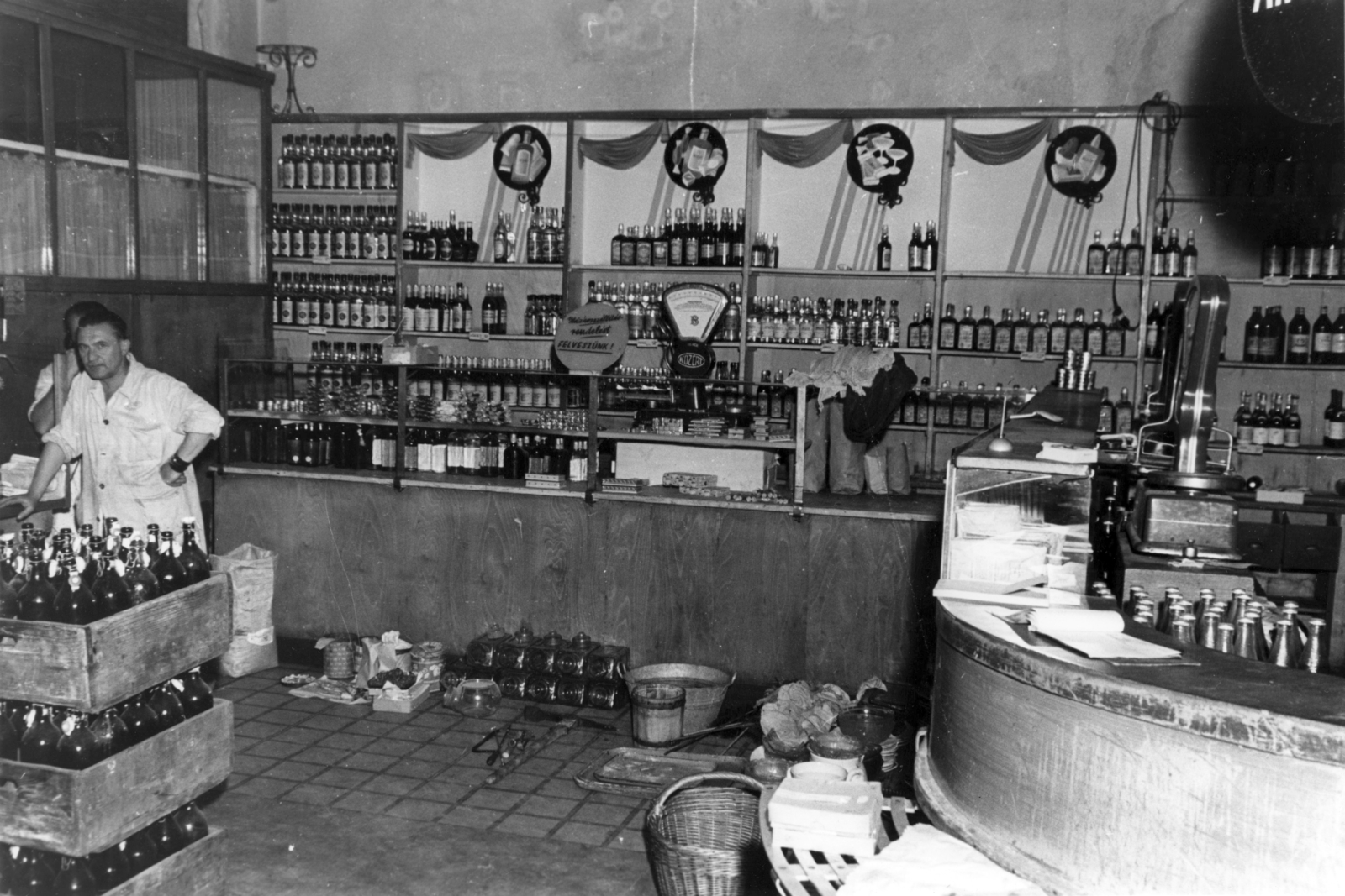 Hungary, A kép forrását kérjük így adja meg: Fortepan / Budapest Főváros Levéltára. Levéltári jelzet: HU_BFL_XV_19_c_11, 1962, Budapest Főváros Levéltára / Városrendezési és Építészeti Osztályának fényképei, A Fővárosi Tanács VB Városrendezési és Építészeti Osztályának, basket, drink, counter, mineral water, Budapest, grocery store, Közért Company, shop interior, Fortepan #103272