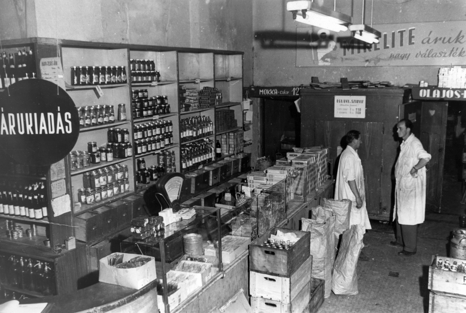 Hungary, A kép forrását kérjük így adja meg: Fortepan / Budapest Főváros Levéltára. Levéltári jelzet: HU_BFL_XV_19_c_11, 1962, Budapest Főváros Levéltára / Városrendezési és Építészeti Osztályának fényképei, A Fővárosi Tanács VB Városrendezési és Építészeti Osztályának, tin can, counter, neon lights, milk can, crate, Budapest, grocery store, shop interior, Fortepan #103273