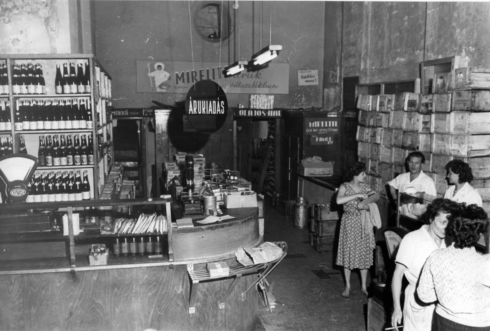 Hungary, A kép forrását kérjük így adja meg: Fortepan / Budapest Főváros Levéltára. Levéltári jelzet: HU_BFL_XV_19_c_11, 1962, Budapest Főváros Levéltára / Városrendezési és Építészeti Osztályának fényképei, A Fővárosi Tanács VB Városrendezési és Építészeti Osztályának, soda water bottle, counter, neon lights, milk can, crate, Budapest, grocery store, shop interior, Fortepan #103274