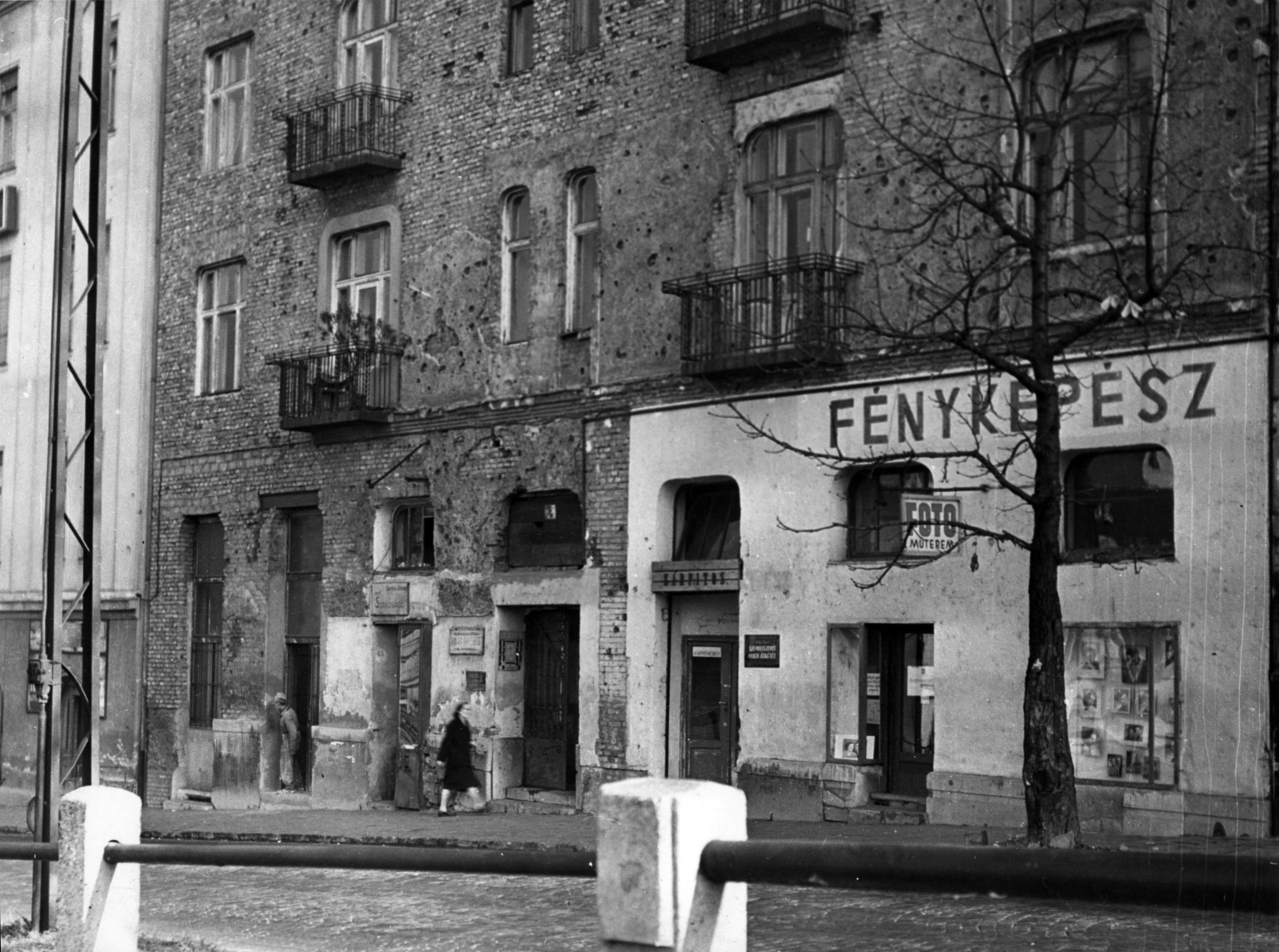 Hungary, Budapest I., Vérmező út 4. A kép forrását kérjük így adja meg: Fortepan / Budapest Főváros Levéltára. Levéltári jelzet: HU_BFL_XV_19_c_11, 1958, Budapest Főváros Levéltára / Városrendezési és Építészeti Osztályának fényképei, A Fővárosi Tanács VB Városrendezési és Építészeti Osztályának, Budapest, photographer, tailors, upholsterer, Fortepan #103277