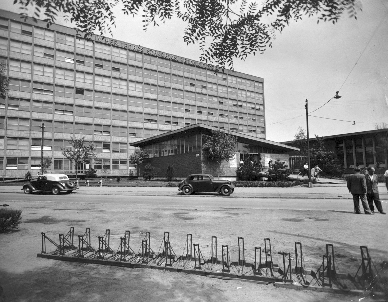 Hungary, Budapest IV., Görgey Artúr (Dózsa György) utca 30., Szent Imre (Papp József) utca sarok, Szakorvosi Rendelőintézet. A kép forrását kérjük így adja meg: Fortepan / Budapest Főváros Levéltára. Levéltári jelzet: HU_BFL_XV_19_c_11, 1958, Budapest Főváros Levéltára / Városrendezési és Építészeti Osztályának fényképei, A Fővárosi Tanács VB Városrendezési és Építészeti Osztályának, Budapest, public building, bicycle holder, Fortepan #103289