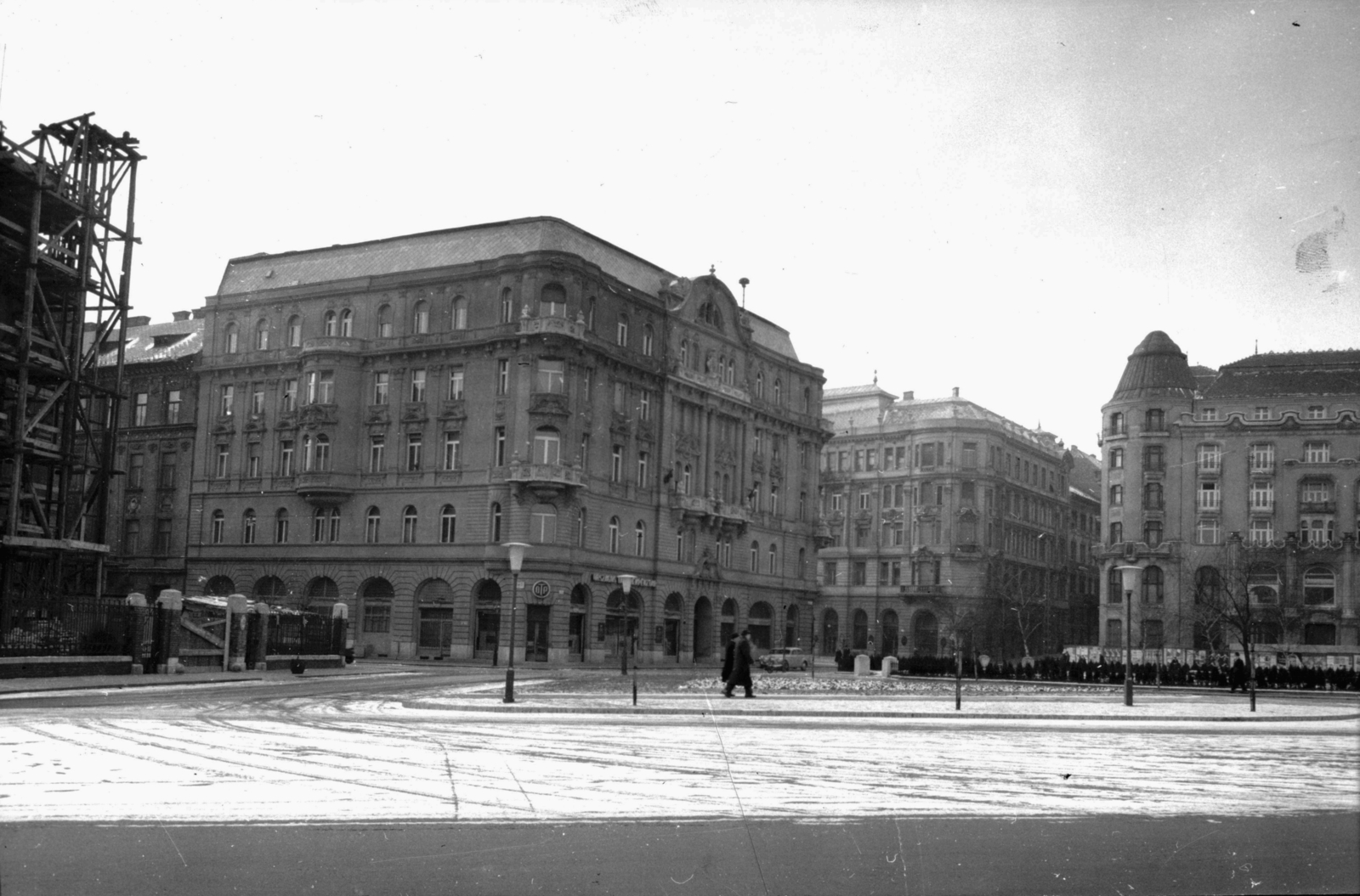 Magyarország, Budapest XI., Szent Gellért tér a Bartók Béla út felé nézve, jobbra a Gellért Szálló., 1959, Budapest Főváros Levéltára / Városrendezési és Építészeti Osztályának fényképei, A Fővárosi Tanács VB Városrendezési és Építészeti Osztályának, Budapest, Fortepan #103294