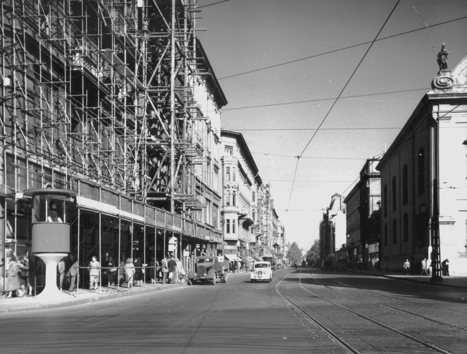 Hungary, Budapest V., Kossuth Lajos utca a Ferenciek tere (Felszabadulás tér) felől nézve, jobbra a Belvárosi Ferences templom., 1957, Budapest Főváros Levéltára / Városrendezési és Építészeti Osztályának fényképei, A Fővárosi Tanács VB Városrendezési és Építészeti Osztályának, commercial vehicle, street view, cop, Baroque-style, Catholic Church, scaffolding, Budapest, Franciscans, Fortepan #103296