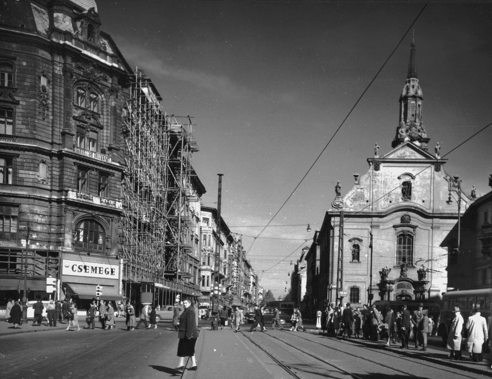 Magyarország, Budapest V., Ferenciek tere (Felszabadulás tér) a Kossuth Lajos utca a felé nézve, jobbra a Belvárosi Ferences templom., 1957, Budapest Főváros Levéltára / Városrendezési és Építészeti Osztályának fényképei, A Fővárosi Tanács VB Városrendezési és Építészeti Osztályának, barokk-stílus, katolikus, Csemege vállalat, Budapest, Ferences rend, Fortepan #103298