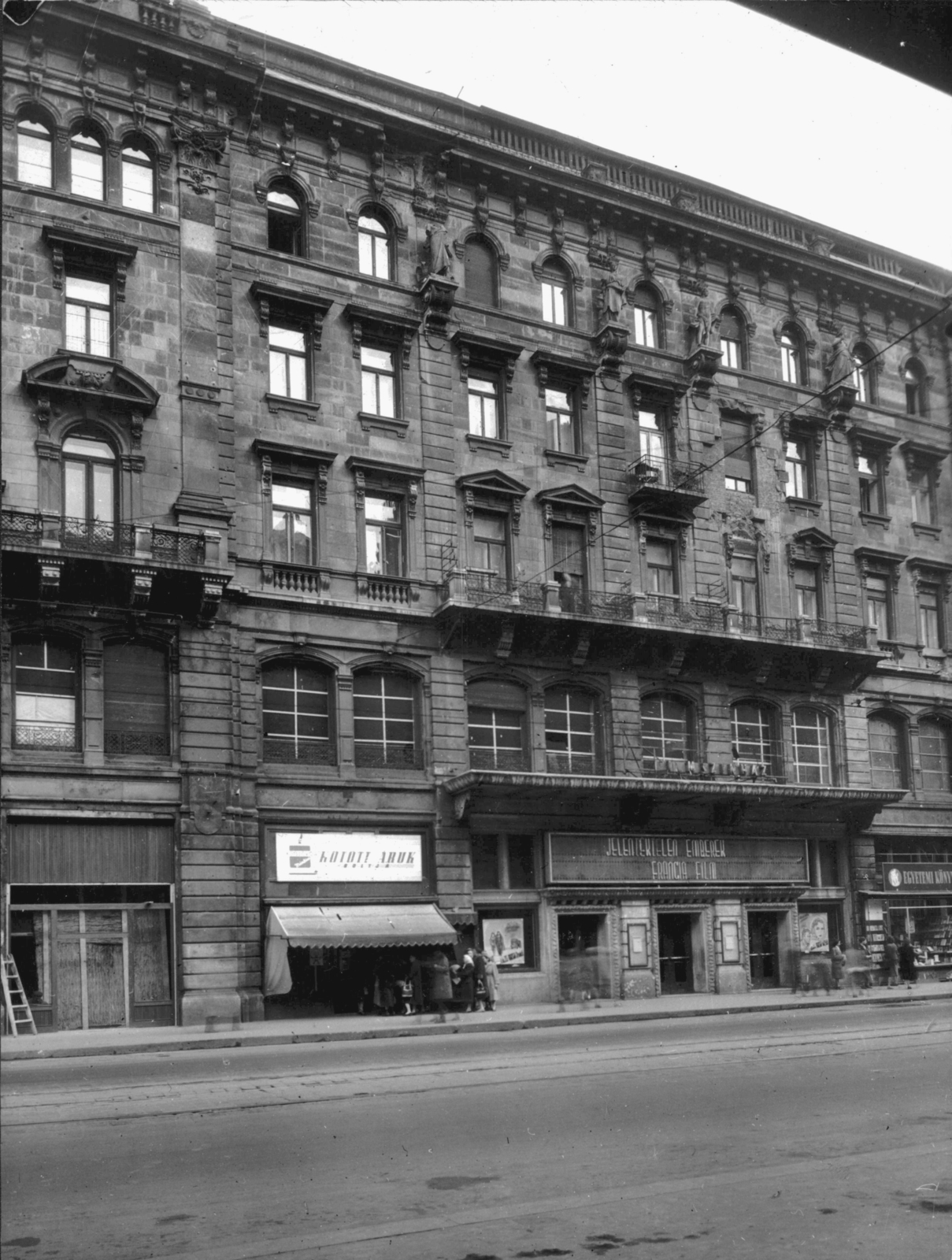 Hungary, Budapest V., Kossuth Lajos utca 18., Puskin mozi. A kép forrását kérjük így adja meg: Fortepan / Budapest Főváros Levéltára. Levéltári jelzet: HU_BFL_XV_19_c_11, 1958, Budapest Főváros Levéltára / Városrendezési és Építészeti Osztályának fényképei, A Fővárosi Tanács VB Városrendezési és Építészeti Osztályának, movie theater, Budapest, knitwear, shader, standing in line, Fortepan #103301