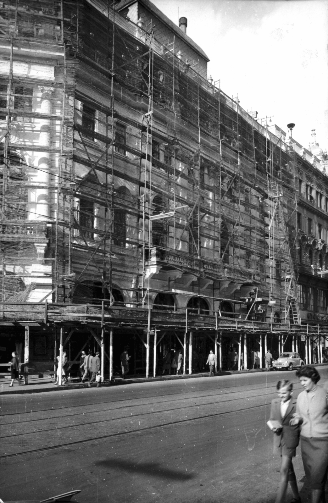 Hungary, Budapest V., Kossuth Lajos utca 20. A kép forrását kérjük így adja meg: Fortepan / Budapest Főváros Levéltára. Levéltári jelzet: HU_BFL_XV_19_c_11, 1958, Budapest Főváros Levéltára / Városrendezési és Építészeti Osztályának fényképei, A Fővárosi Tanács VB Városrendezési és Építészeti Osztályának, Budapest, scaffolding, Fortepan #103302