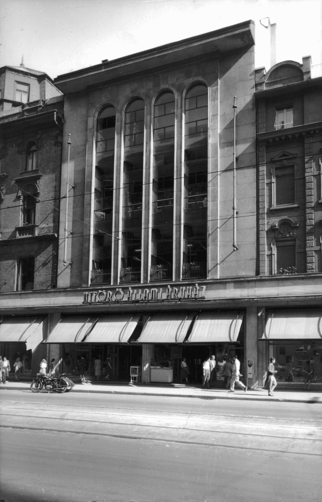 Hungary, Budapest V., Kossuth Lajos utca 9., Úttörő Áruház. A kép forrását kérjük így adja meg: Fortepan / Budapest Főváros Levéltára. Levéltári jelzet: HU_BFL_XV_19_c_11, 1960, Budapest Főváros Levéltára / Városrendezési és Építészeti Osztályának fényképei, A Fővárosi Tanács VB Városrendezési és Építészeti Osztályának, Budapest, shader, kid's wear store, Fortepan #103307
