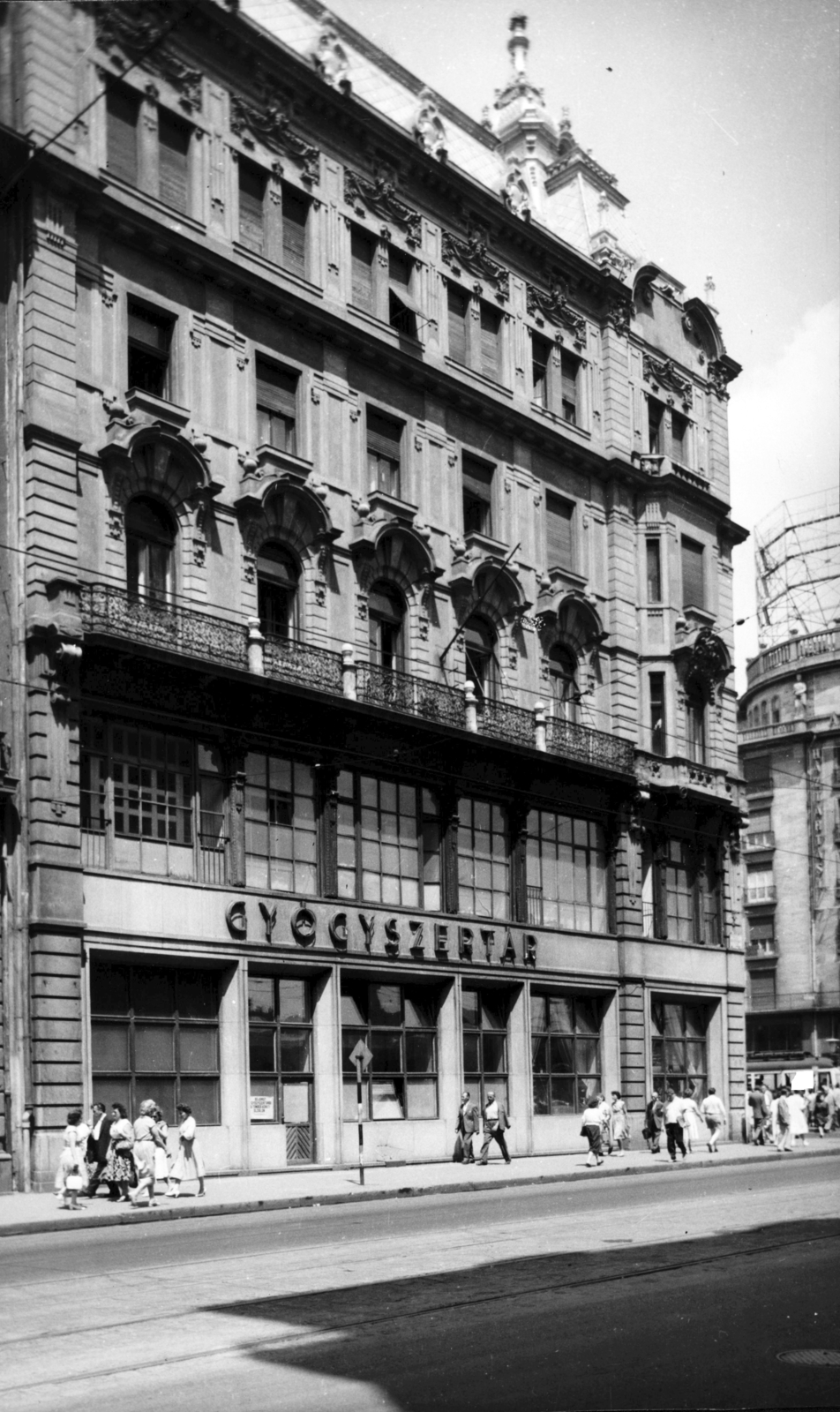 Hungary, Budapest V., Kossuth Lajos utca 22., jobbra a Károly (Tanács) körút. A kép forrását kérjük így adja meg: Fortepan / Budapest Főváros Levéltára. Levéltári jelzet: HU_BFL_XV_19_c_11, 1960, Budapest Főváros Levéltára / Városrendezési és Építészeti Osztályának fényképei, A Fővárosi Tanács VB Városrendezési és Építészeti Osztályának, Budapest, pharmacy, Fortepan #103308