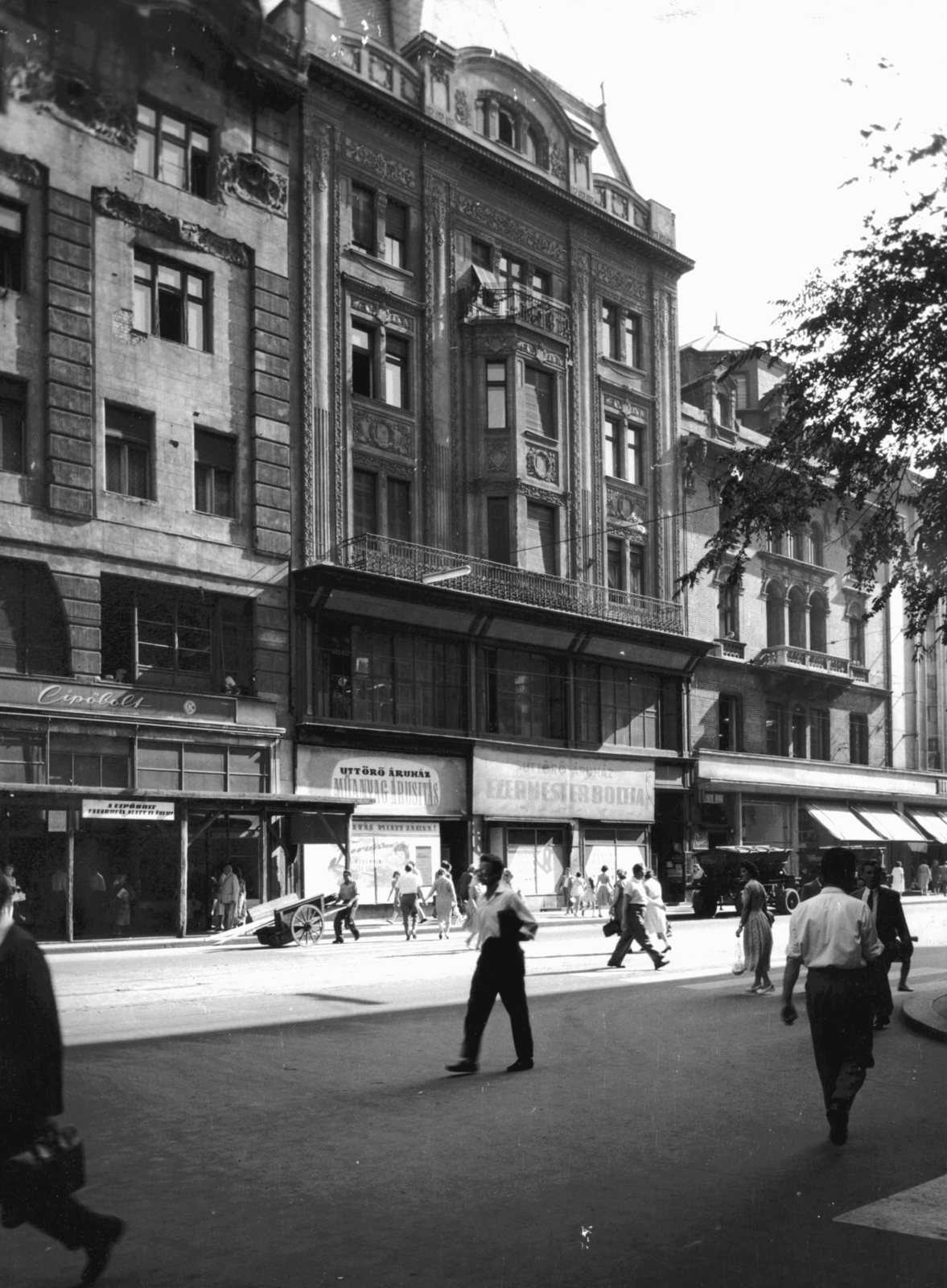 Hungary, Budapest V., Kossuth Lajos utca 13. a Semmelweis utcából nézve. A kép forrását kérjük így adja meg: Fortepan / Budapest Főváros Levéltára. Levéltári jelzet: HU_BFL_XV_19_c_11, 1960, Budapest Főváros Levéltára / Városrendezési és Építészeti Osztályának fényképei, A Fővárosi Tanács VB Városrendezési és Építészeti Osztályának, Budapest, handbarrow, Fortepan #103311