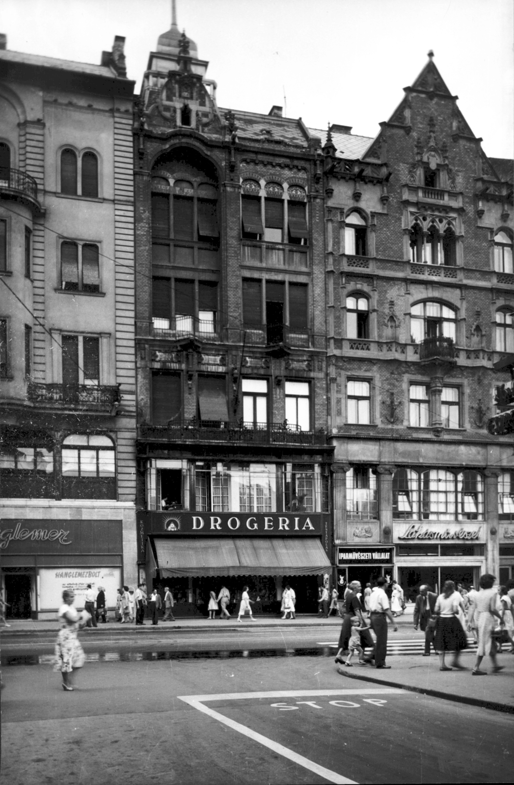 Hungary, Budapest V., Kossuth Lajos utca 10. a Szép utcából nézve. A kép forrását kérjük így adja meg: Fortepan / Budapest Főváros Levéltára. Levéltári jelzet: HU_BFL_XV_19_c_11, 1960, Budapest Főváros Levéltára / Városrendezési és Építészeti Osztályának fényképei, A Fővárosi Tanács VB Városrendezési és Építészeti Osztályának, Budapest, architectural ornament, drugstore, Fortepan #103317
