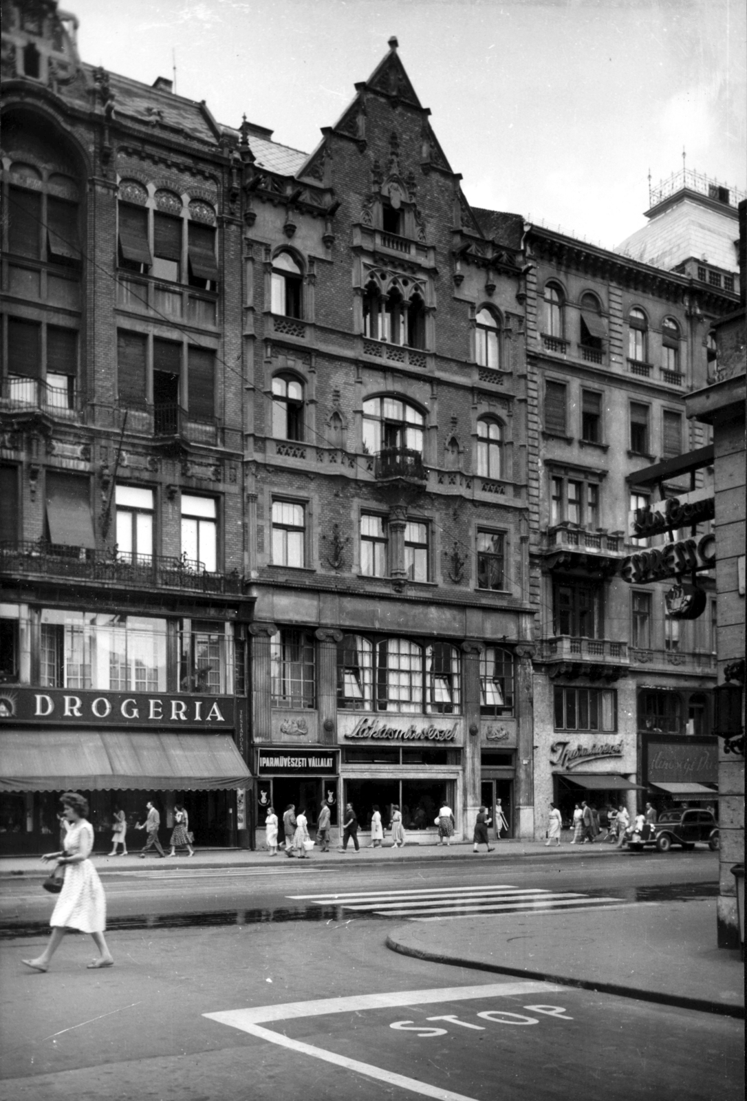 Hungary, Budapest V., Kossuth Lajos utca 10. és 12. a Szép utcából nézve. A kép forrását kérjük így adja meg: Fortepan / Budapest Főváros Levéltára. Levéltári jelzet: HU_BFL_XV_19_c_11, 1960, Budapest Főváros Levéltára / Városrendezési és Építészeti Osztályának fényképei, A Fővárosi Tanács VB Városrendezési és Építészeti Osztályának, Budapest, crosswalk, industrial art, Fortepan #103318