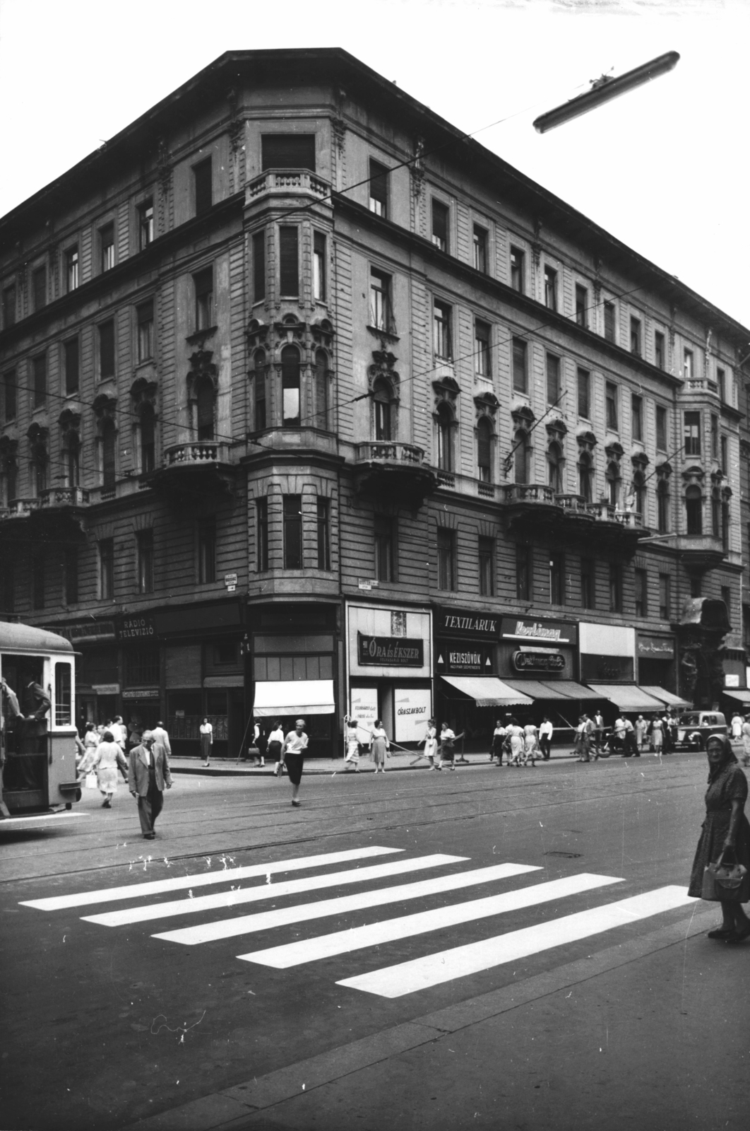 Hungary, Budapest V., Kossuth Lajos utca - Városház utca sarok. A kép forrását kérjük így adja meg: Fortepan / Budapest Főváros Levéltára. Levéltári jelzet: HU_BFL_XV_19_c_11, 1960, Budapest Főváros Levéltára / Városrendezési és Építészeti Osztályának fényképei, A Fővárosi Tanács VB Városrendezési és Építészeti Osztályának, Budapest, crosswalk, Fortepan #103322