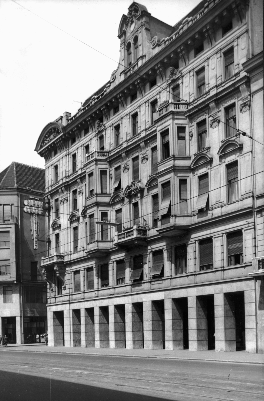 Hungary, Budapest VII., Rákóczi út 32., balra a Nyár utca. A kép forrását kérjük így adja meg: Fortepan / Budapest Főváros Levéltára. Levéltári jelzet: HU_BFL_XV_19_c_11, 1960, Budapest Főváros Levéltára / Városrendezési és Építészeti Osztályának fényképei, A Fővárosi Tanács VB Városrendezési és Építészeti Osztályának, Budapest, shutter, enclosed balcony, Fortepan #103328