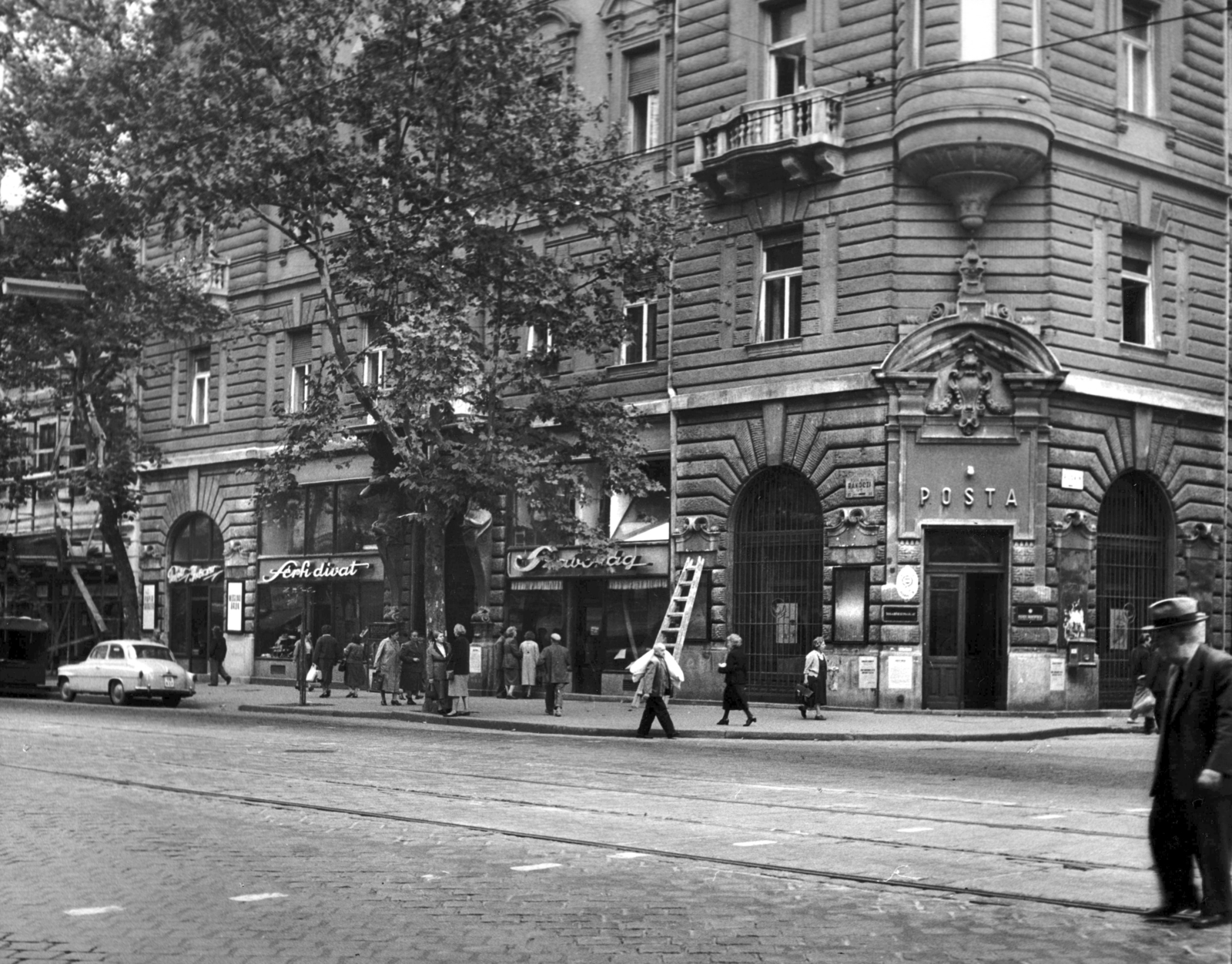 Hungary, Budapest VIII., Rákóczi út 11., Puskin utca sarok. A kép forrását kérjük így adja meg: Fortepan / Budapest Főváros Levéltára. Levéltári jelzet: HU_BFL_XV_19_c_11, 1958, Budapest Főváros Levéltára / Városrendezési és Építészeti Osztályának fényképei, A Fővárosi Tanács VB Városrendezési és Építészeti Osztályának, Budapest, architectural ornament, Fashion store, ashlar, ladder, post office, tailors, Fortepan #103342