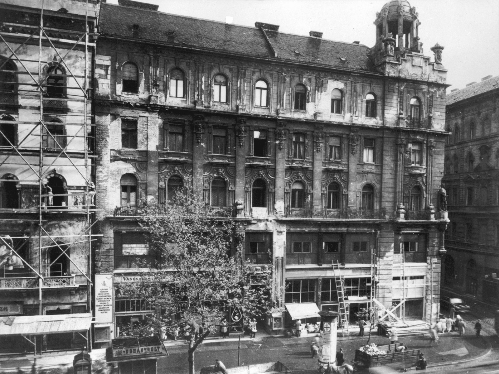 Hungary, Budapest VIII., Rákóczi út 19., jobbra a Szentkirályi utca. A kép forrását kérjük így adja meg: Fortepan / Budapest Főváros Levéltára. Levéltári jelzet: HU_BFL_XV_19_c_11, 1957, Budapest Főváros Levéltára / Városrendezési és Építészeti Osztályának fényképei, A Fővárosi Tanács VB Városrendezési és Építészeti Osztályának, Budapest, architectural ornament, building statue, ladder, scaffolding, Fortepan #103346