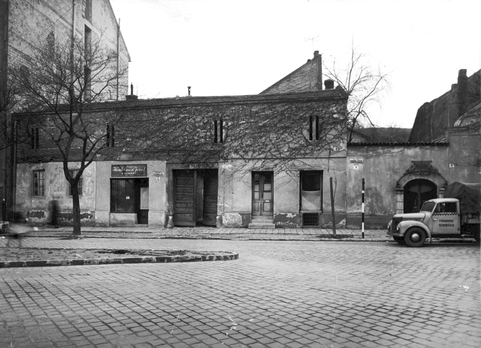 Hungary, Budapest II., Zsigmond tér 10. (balra) és az Ürömi utca 2. (jobbra). A kép forrását kérjük így adja meg: Fortepan / Budapest Főváros Levéltára. Levéltári jelzet: HU_BFL_XV_19_c_11, 1961, Budapest Főváros Levéltára / Városrendezési és Építészeti Osztályának fényképei, A Fővárosi Tanács VB Városrendezési és Építészeti Osztályának, Budapest, Fortepan #103355