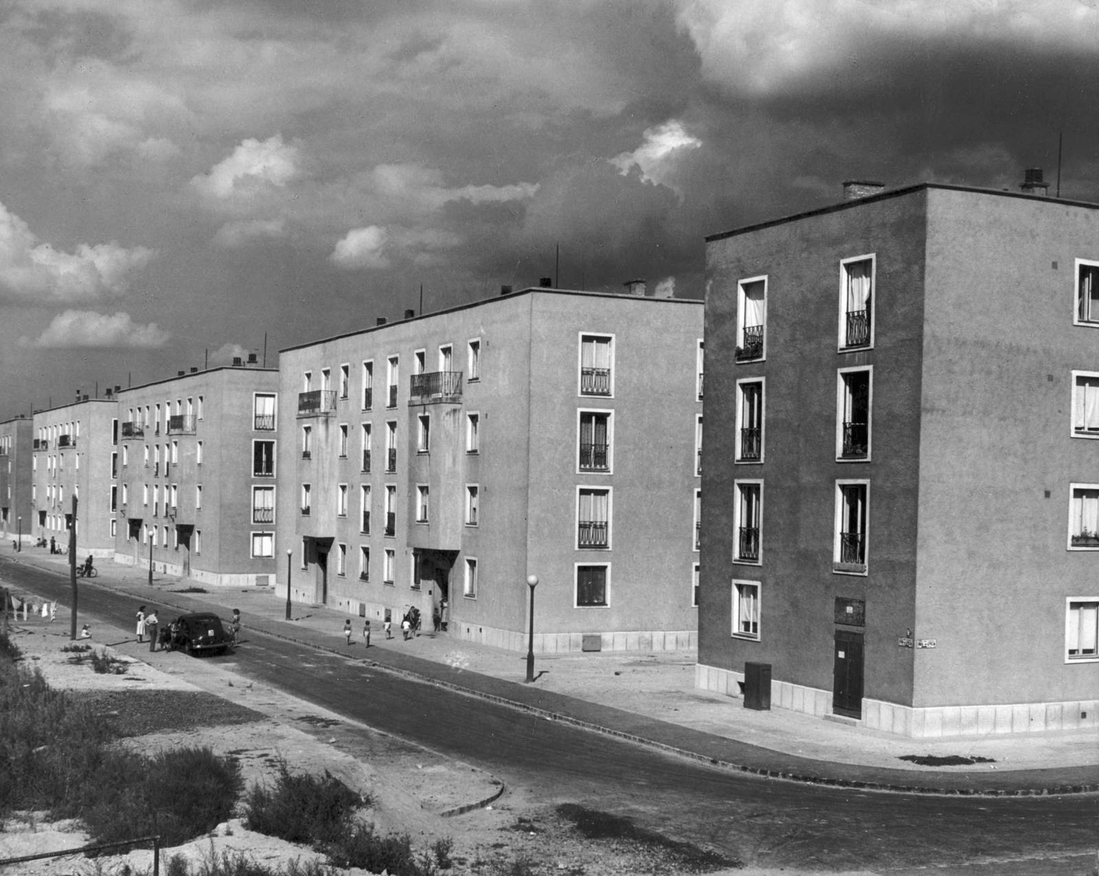 Hungary, Budapest XXI., Csepel, Csillagtelep, a Merkúr (779.) utca házsora a Tejút (786.) utca felől nézve., 1958, Budapest Főváros Levéltára / Városrendezési és Építészeti Osztályának fényképei, A Fővárosi Tanács VB Városrendezési és Építészeti Osztályának, M20 Pobeda, Budapest, blocks, Fortepan #103369