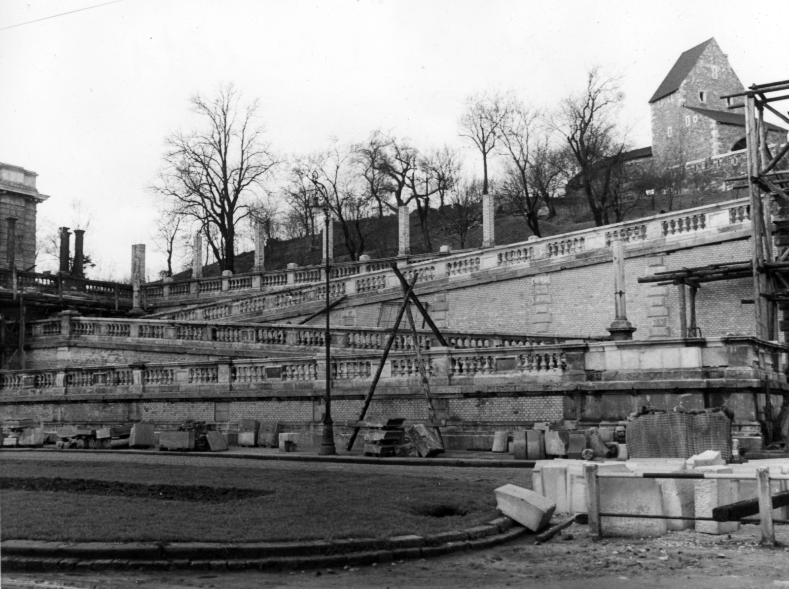 Hungary, Budapest I., Várkert Bazár, a felvétel a déli rámpasor helyreállításakor készült. Jobbra fent a Déli nagy rondella kaputornya. A kép forrását kérjük így adja meg: Fortepan / Budapest Főváros Levéltára. Levéltári jelzet: HU_BFL_XV_19_c_11, 1960, Budapest Főváros Levéltára / Városrendezési és Építészeti Osztályának fényképei, A Fővárosi Tanács VB Városrendezési és Építészeti Osztályának, Budapest, balustrade, railing, Fortepan #103372