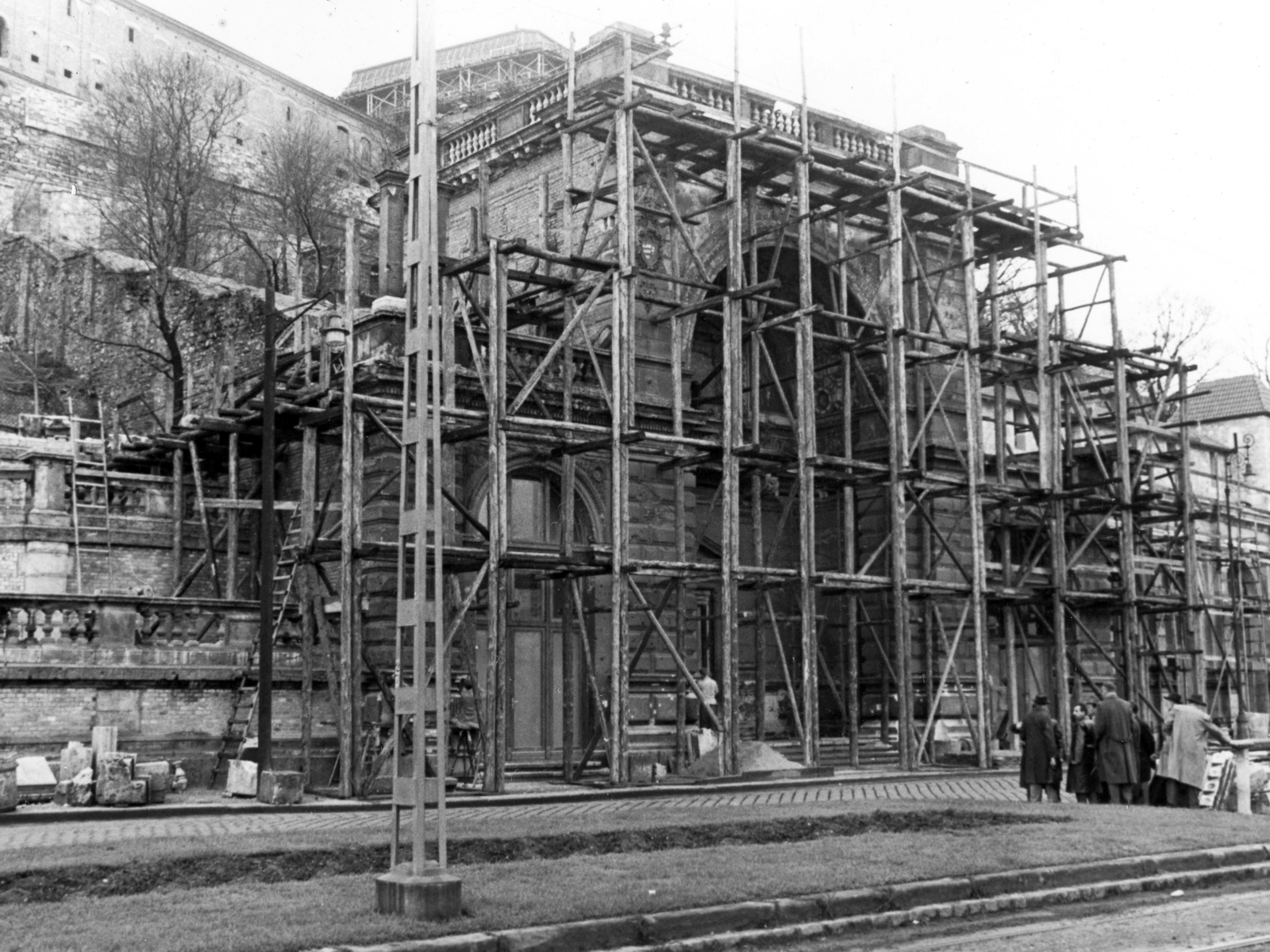 Hungary, Budapest I., Ybl Miklós tér, Várkert Bazár, a felvétel az északi lépcsőpavilon helyreállításakor készült. A kép forrását kérjük így adja meg: Fortepan / Budapest Főváros Levéltára. Levéltári jelzet: HU_BFL_XV_19_c_11, 1960, Budapest Főváros Levéltára / Városrendezési és Építészeti Osztályának fényképei, A Fővárosi Tanács VB Városrendezési és Építészeti Osztályának, Budapest, scaffolding, Fortepan #103374