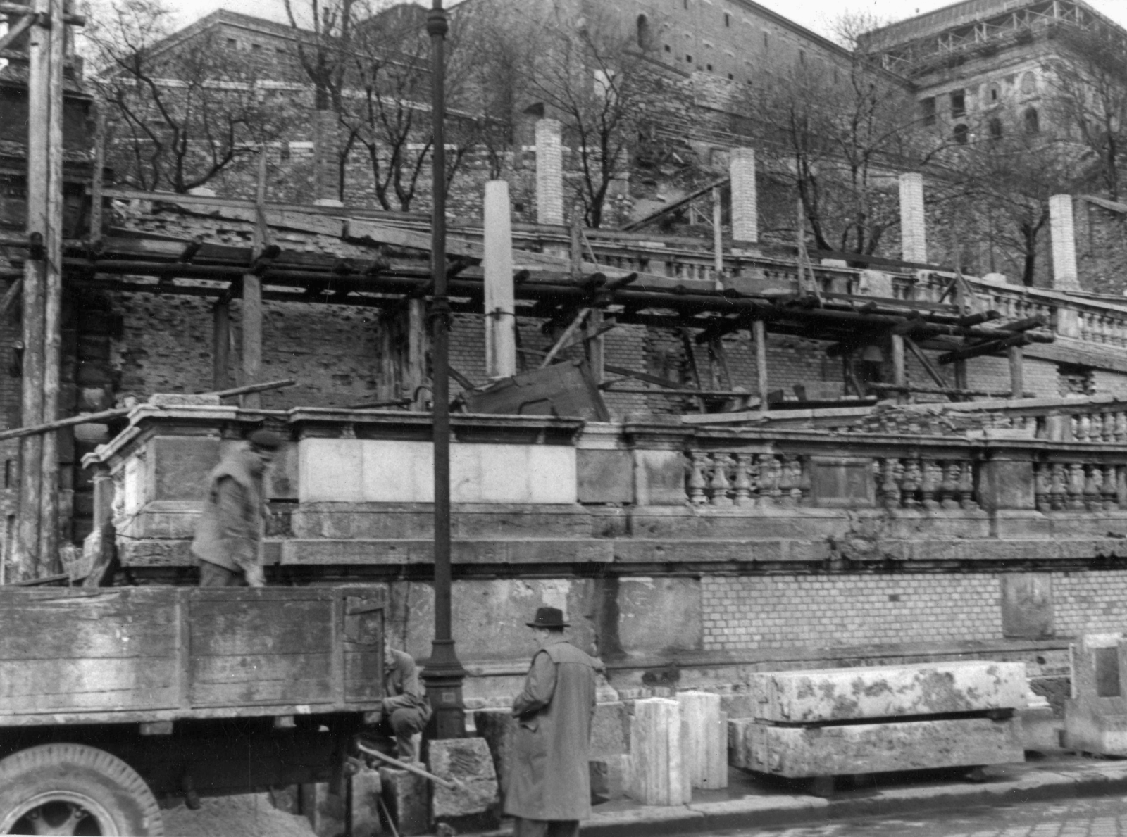 Hungary, Budapest I., Ybl Miklós tér, Várkert Bazár, a felvétel a déli lépcsősor helyreállításakor készült. Fent a Budavári Palota (korábban Királyi Palota). A kép forrását kérjük így adja meg: Fortepan / Budapest Főváros Levéltára. Levéltári jelzet: HU_BFL_XV_19_c_11, 1960, Budapest Főváros Levéltára / Városrendezési és Építészeti Osztályának fényképei, A Fővárosi Tanács VB Városrendezési és Építészeti Osztályának, Budapest, balustrade, Fortepan #103377