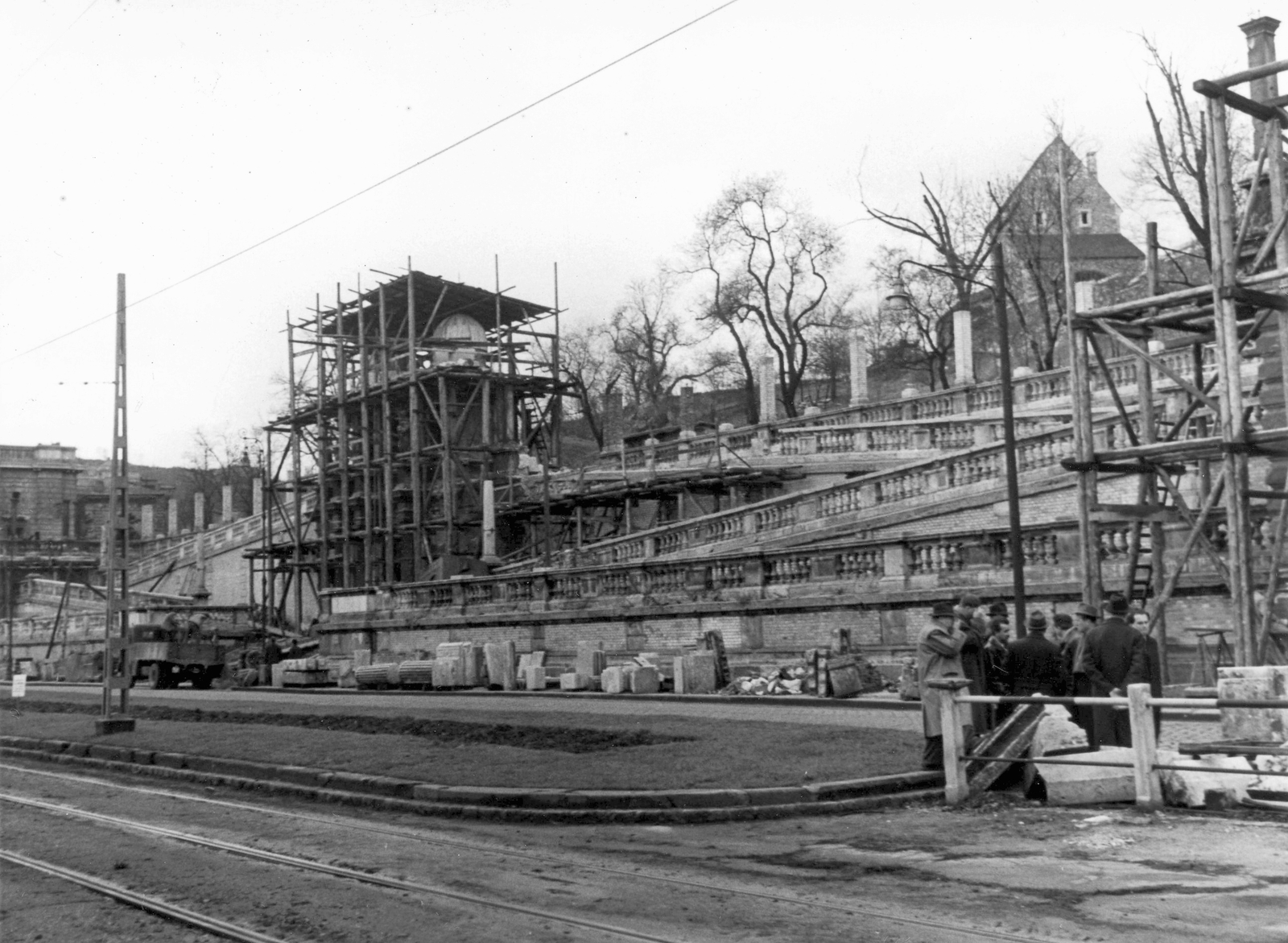 Hungary, Budapest I., Ybl Miklós tér, a felvétel a Várkert Bazár felújításakor készült. A kép forrását kérjük így adja meg: Fortepan / Budapest Főváros Levéltára. Levéltári jelzet: HU_BFL_XV_19_c_11, 1960, Budapest Főváros Levéltára / Városrendezési és Építészeti Osztályának fényképei, A Fővárosi Tanács VB Városrendezési és Építészeti Osztályának, Budapest, scaffolding, Fortepan #103379