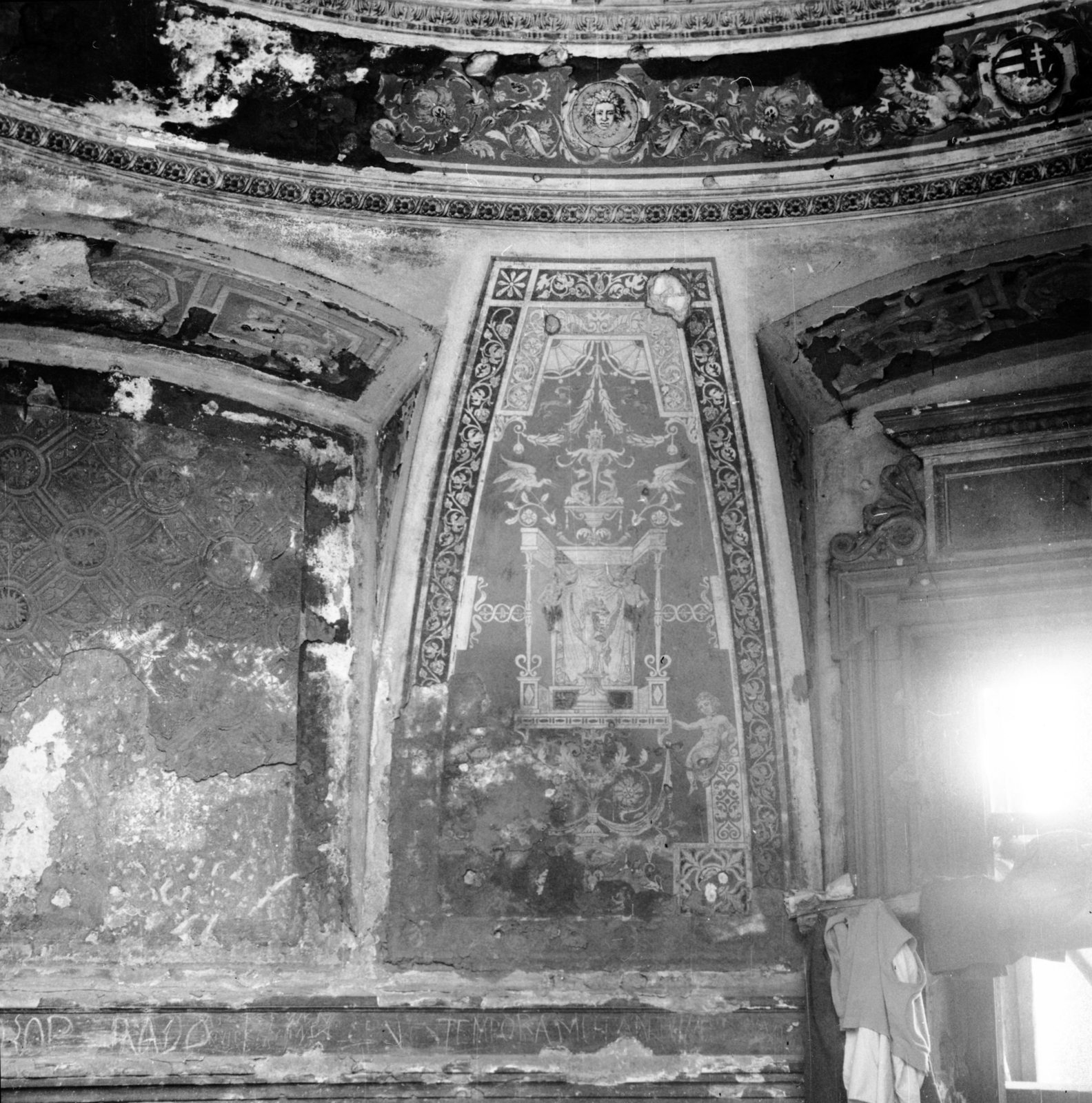 Hungary, Budapest I., Várkert Bazár, a déli pavilon sérült freskója az emeleten. A kép forrását kérjük így adja meg: Fortepan / Budapest Főváros Levéltára. Levéltári jelzet: HU_BFL_XV_19_c_11, 1960, Budapest Főváros Levéltára / Városrendezési és Építészeti Osztályának fényképei, A Fővárosi Tanács VB Városrendezési és Építészeti Osztályának, Budapest, wall painting, Fortepan #103383