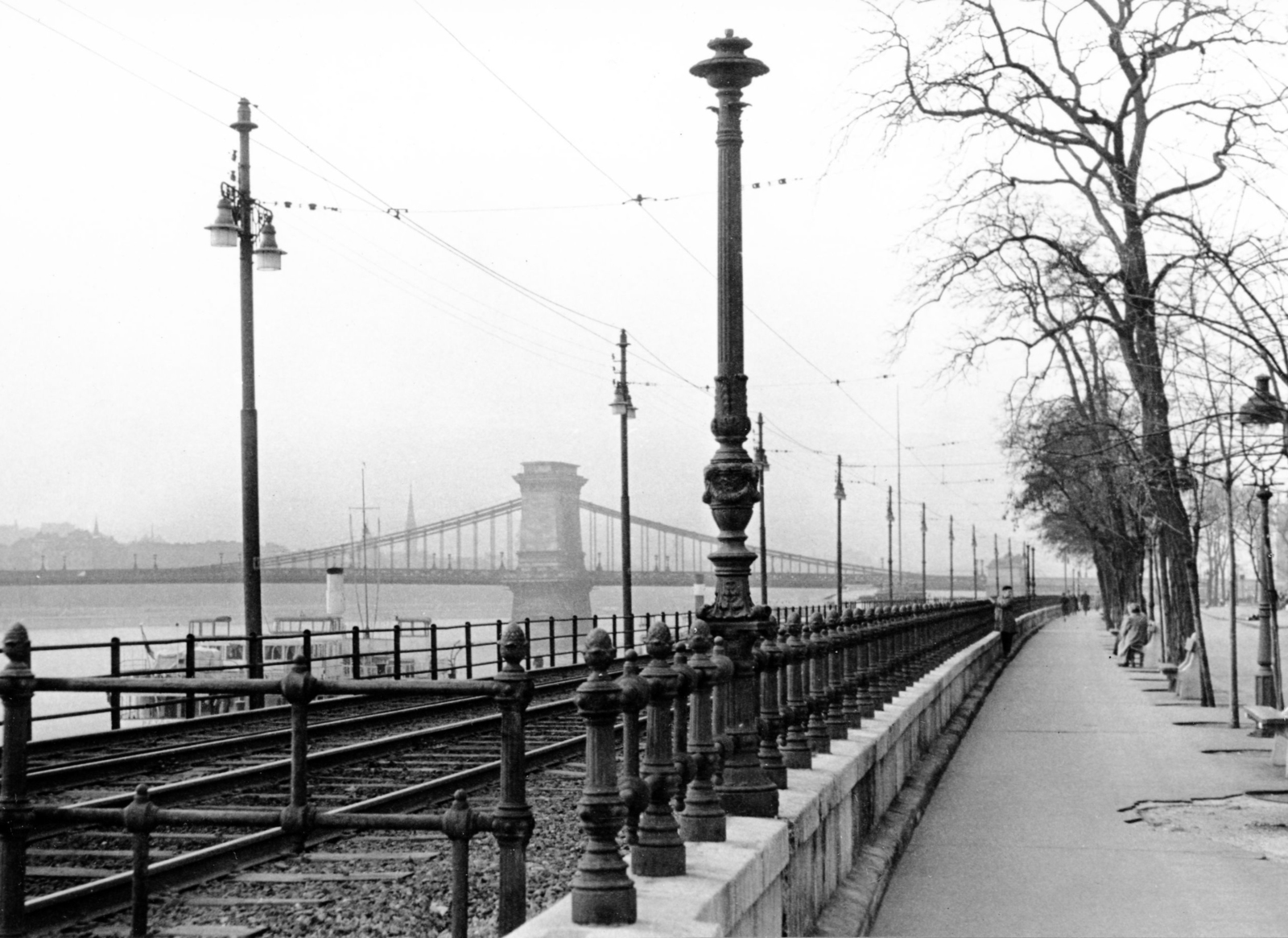 Hungary, Budapest V., Dunakorzó a Széchenyi Lánchíd felé nézve. A kép forrását kérjük így adja meg: Fortepan / Budapest Főváros Levéltára. Levéltári jelzet: HU_BFL_XV_19_c_11, 1958, Budapest Főváros Levéltára / Városrendezési és Építészeti Osztályának fényképei, A Fővárosi Tanács VB Városrendezési és Építészeti Osztályának, Budapest, railing, Fortepan #103387