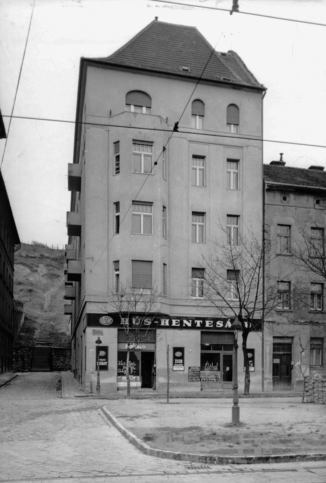 Magyarország, Budapest II., Zsigmond tér, szemben a Darázs utca. A kép forrását kérjük így adja meg: Fortepan / Budapest Főváros Levéltára. Levéltári jelzet: HU_BFL_XV_19_c_11, 1961, Budapest Főváros Levéltára / Városrendezési és Építészeti Osztályának fényképei, A Fővárosi Tanács VB Városrendezési és Építészeti Osztályának, Budapest, Fortepan #103409