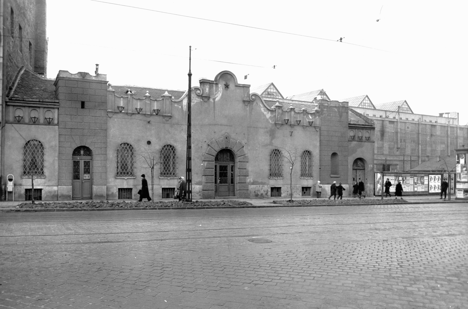 Magyarország, Budapest II., Margit körút (Mártírok útja) 83., jobbra a háttérben a Ganz gyár szerelőcsarnoka. A kép forrását kérjük így adja meg: Fortepan / Budapest Főváros Levéltára. Levéltári jelzet: HU_BFL_XV_19_c_11, 1961, Budapest Főváros Levéltára / Városrendezési és Építészeti Osztályának fényképei, A Fővárosi Tanács VB Városrendezési és Építészeti Osztályának, Budapest, Fortepan #103427