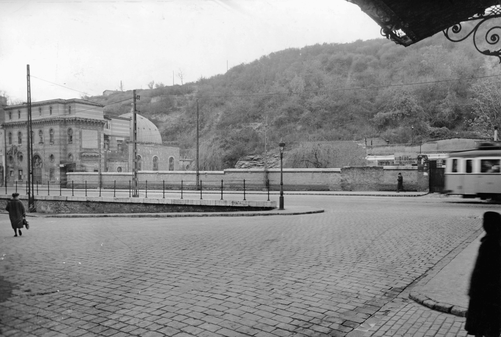Hungary, Budapest II., Frankel Leó út a Zsigmond köztől nézve, szemben a Malomtó, balra az egykori Népgőzfürdő. A kép forrását kérjük így adja meg: Fortepan / Budapest Főváros Levéltára. Levéltári jelzet: HU_BFL_XV_19_c_11, 1961, Budapest Főváros Levéltára / Városrendezési és Építészeti Osztályának fényképei, A Fővárosi Tanács VB Városrendezési és Építészeti Osztályának, Budapest, Fortepan #103432