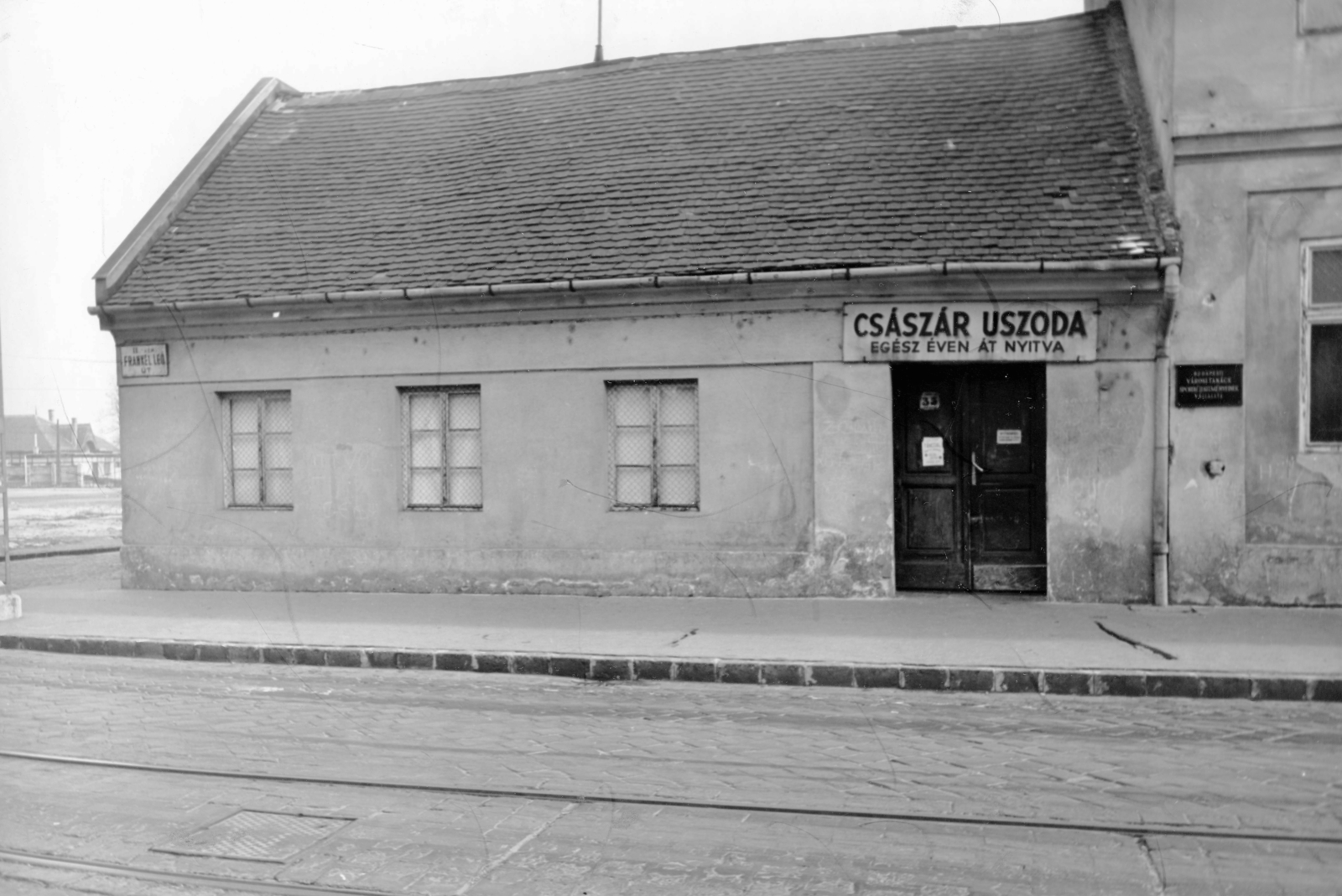 Magyarország, Budapest II., Frankel Leó út 35., a Császár fürdő (később Hotel Császár) hátsó bejárata. A kép forrását kérjük így adja meg: Fortepan / Budapest Főváros Levéltára. Levéltári jelzet: HU_BFL_XV_19_c_11, 1961, Budapest Főváros Levéltára / Városrendezési és Építészeti Osztályának fényképei, A Fővárosi Tanács VB Városrendezési és Építészeti Osztályának, Budapest, Fortepan #103437