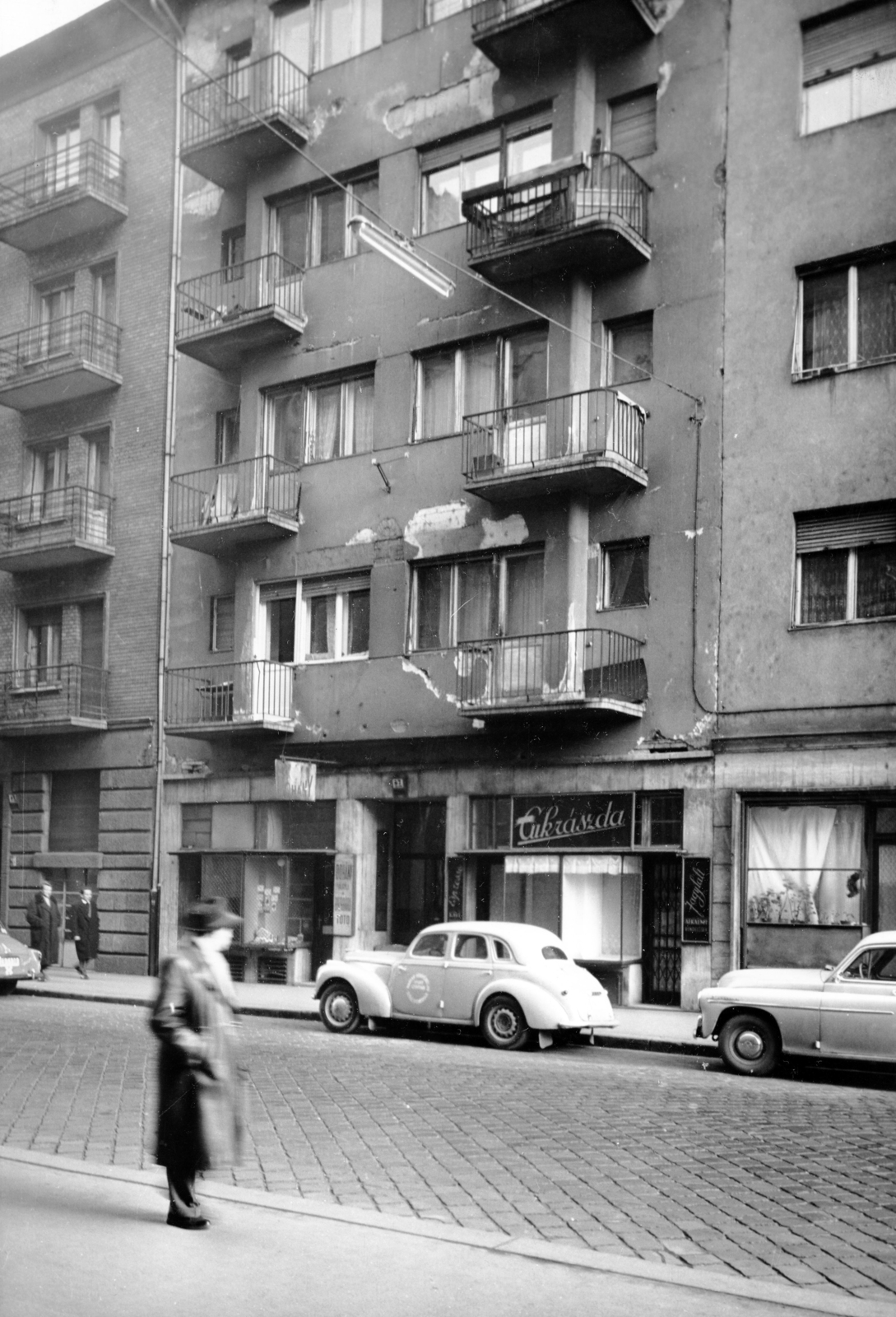 Magyarország, Budapest II., Fő utca 67. A kép forrását kérjük így adja meg: Fortepan / Budapest Főváros Levéltára. Levéltári jelzet: HU_BFL_XV_19_c_11, 1959, Budapest Főváros Levéltára / Városrendezési és Építészeti Osztályának fényképei, A Fővárosi Tanács VB Városrendezési és Építészeti Osztályának, cukrászda, Budapest, Fortepan #103443