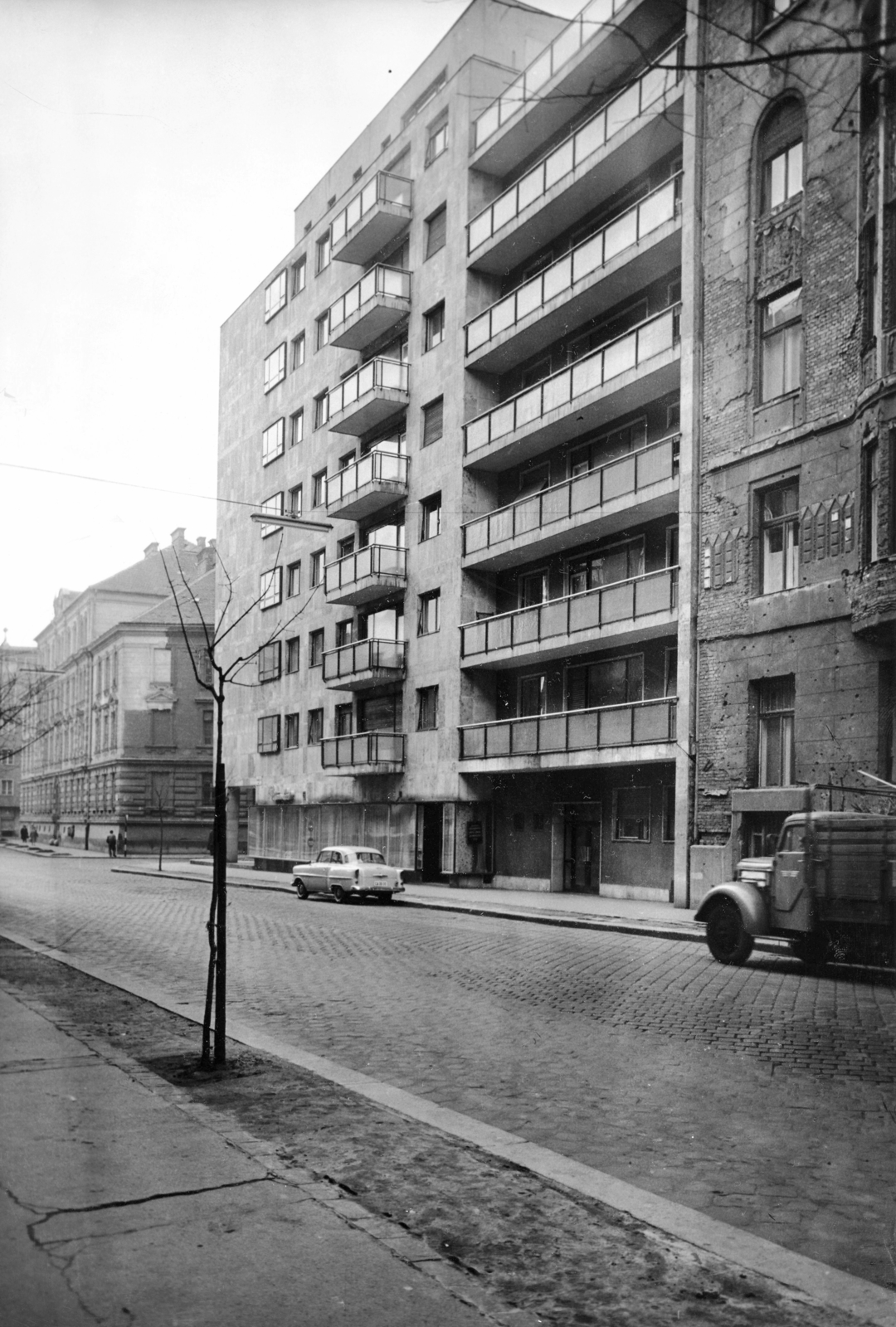 Hungary, Budapest II., Frankel Leó út a Bem József tér - Fekete Sas utca sarok felé nézve. A kép forrását kérjük így adja meg: Fortepan / Budapest Főváros Levéltára. Levéltári jelzet: HU_BFL_XV_19_c_11, 1961, Budapest Főváros Levéltára / Városrendezési és Építészeti Osztályának fényképei, A Fővárosi Tanács VB Városrendezési és Építészeti Osztályának, Budapest, Fortepan #103444