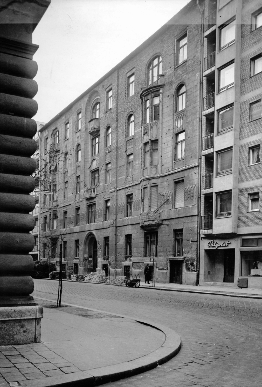 Hungary, Budapest II., Frankel Leó út 6., a Bodrog utcától nézve. A kép forrását kérjük így adja meg: Fortepan / Budapest Főváros Levéltára. Levéltári jelzet: HU_BFL_XV_19_c_11, 1961, Budapest Főváros Levéltára / Városrendezési és Építészeti Osztályának fényképei, A Fővárosi Tanács VB Városrendezési és Építészeti Osztályának, Budapest, Fortepan #103445