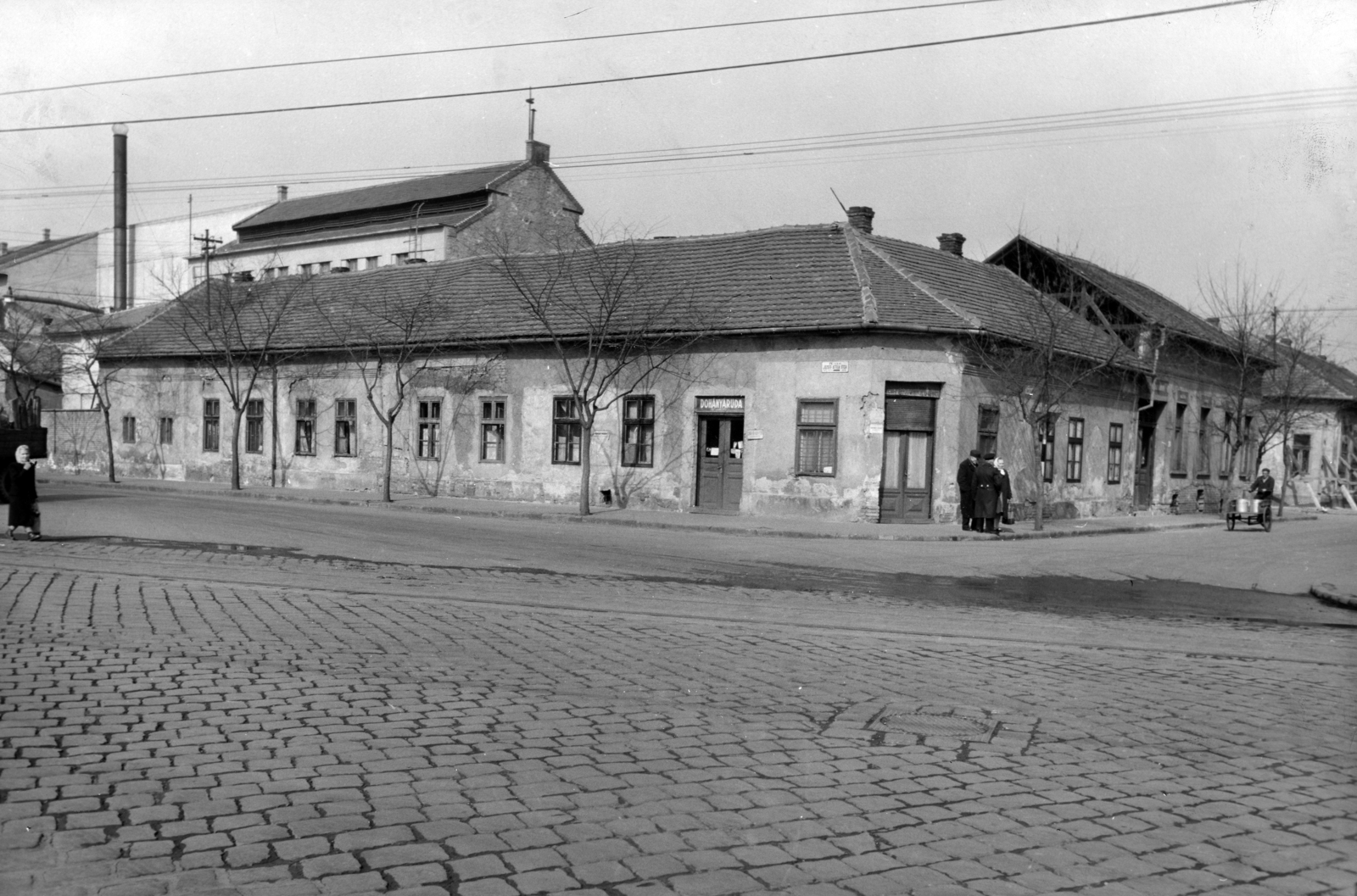 Magyarország, Budapest IV., József Attila utca - Virág utca sarok az Árpád útról nézve. A kép forrását kérjük így adja meg: Fortepan / Budapest Főváros Levéltára. Levéltári jelzet: HU_BFL_XV_19_c_11, 1961, Budapest Főváros Levéltára / Városrendezési és Építészeti Osztályának fényképei, A Fővárosi Tanács VB Városrendezési és Építészeti Osztályának, Budapest, Fortepan #103450