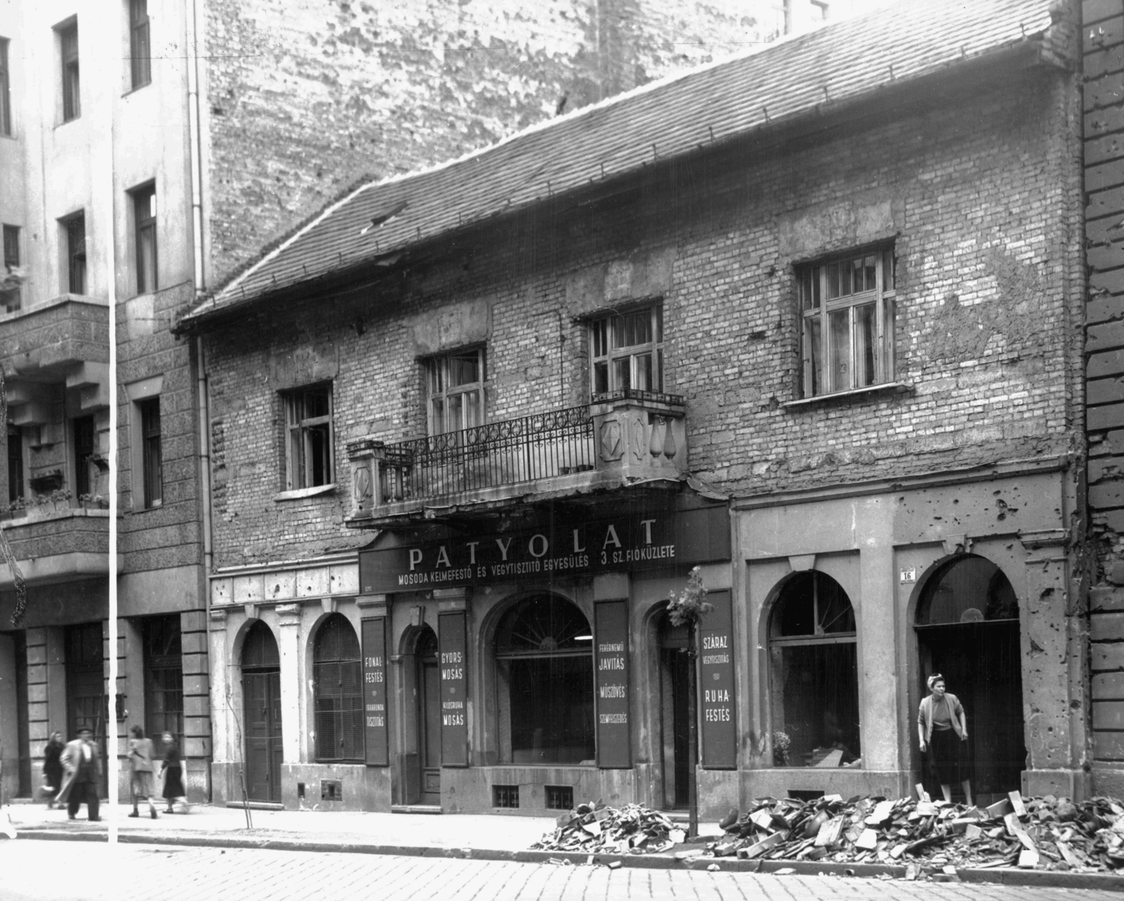 Hungary, Budapest II., Frankel Leó út 16. A kép forrását kérjük így adja meg: Fortepan / Budapest Főváros Levéltára. Levéltári jelzet: HU_BFL_XV_19_c_11, 1957, Budapest Főváros Levéltára / Városrendezési és Építészeti Osztályának fényképei, A Fővárosi Tanács VB Városrendezési és Építészeti Osztályának, balcony, Patyolat shop, Budapest, Fortepan #103455