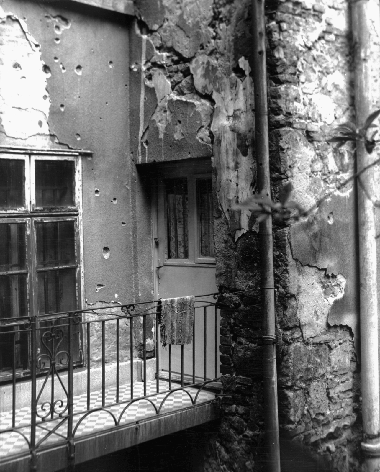Hungary, Budapest II., Frankel Leó út 16. A kép forrását kérjük így adja meg: Fortepan / Budapest Főváros Levéltára. Levéltári jelzet: HU_BFL_XV_19_c_11, 1957, Budapest Főváros Levéltára / Városrendezési és Építészeti Osztályának fényképei, A Fővárosi Tanács VB Városrendezési és Építészeti Osztályának, damaged building, gutter, Budapest, Fortepan #103456