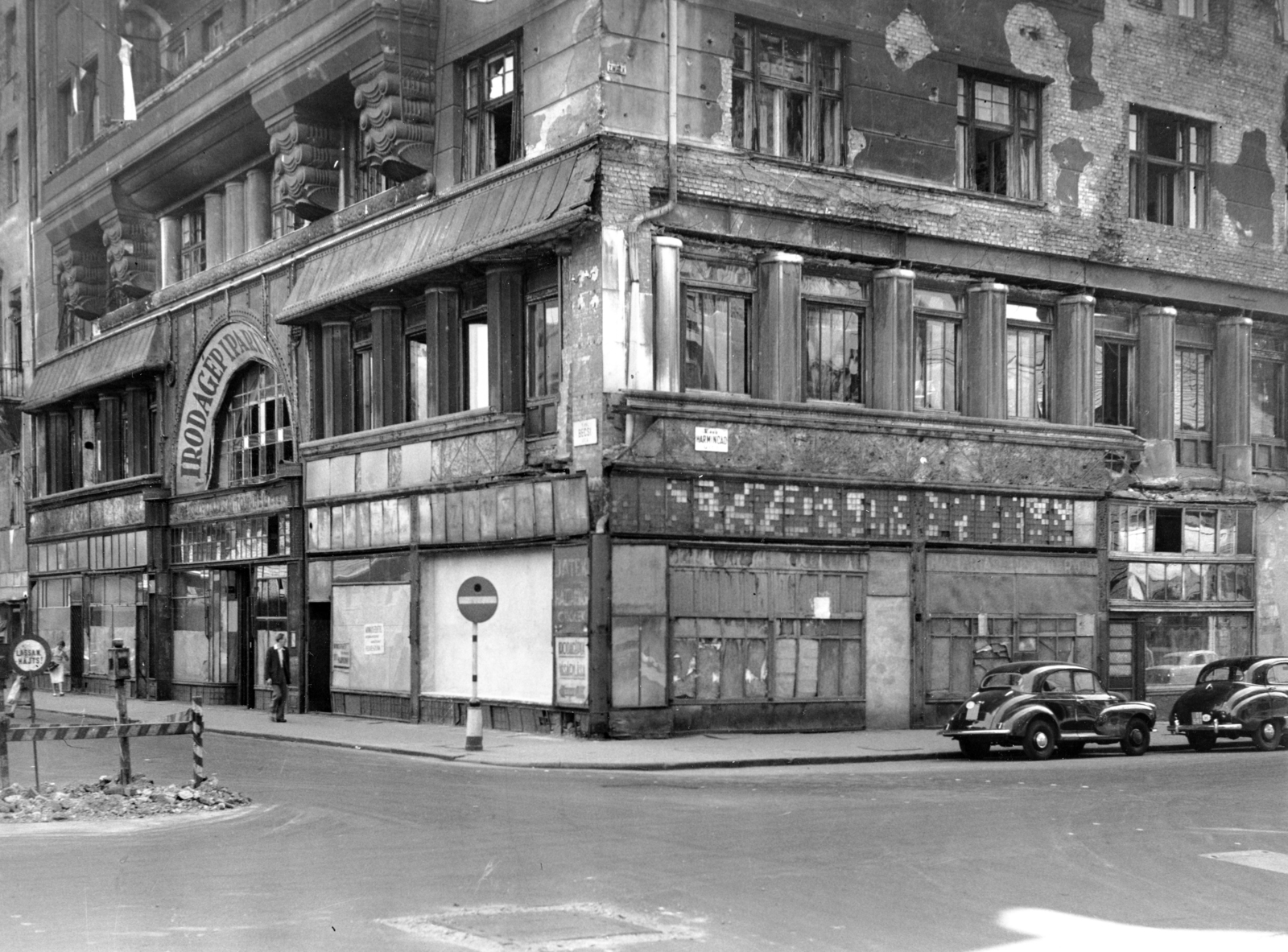 Hungary, Budapest V., Bécsi utca 10., Harmincad utca sarok. A kép forrását kérjük így adja meg: Fortepan / Budapest Főváros Levéltára. Levéltári jelzet: HU_BFL_XV_19_c_11, 1957, Budapest Főváros Levéltára / Városrendezési és Építészeti Osztályának fényképei, A Fővárosi Tanács VB Városrendezési és Építészeti Osztályának, street repair, British brand, street view, Austin-Brand, damaged building, automobile, Morris-brand, Budapest, diplomatic sign, Fortepan #103462