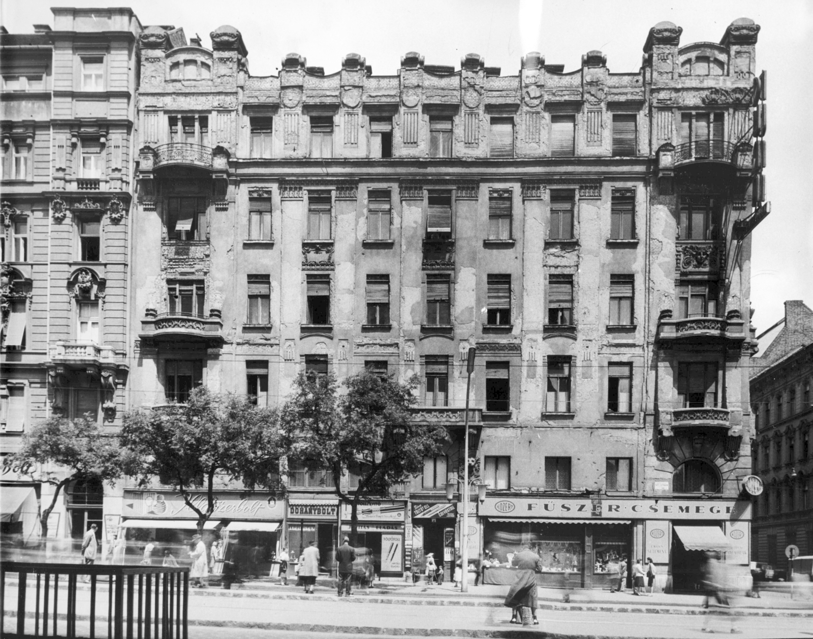 Hungary, Budapest XIII., Szent István körút 4., jobbra a Hollán Ernő (Fürst Sándor) utca. A kép forrását kérjük így adja meg: Fortepan / Budapest Főváros Levéltára. Levéltári jelzet: HU_BFL_XV_19_c_11, 1960, Budapest Főváros Levéltára / Városrendezési és Építészeti Osztályának fényképei, Vadas Ernő, tobacco shop, Budapest, grocery store, Közért Company, tram stop, Fortepan #103465